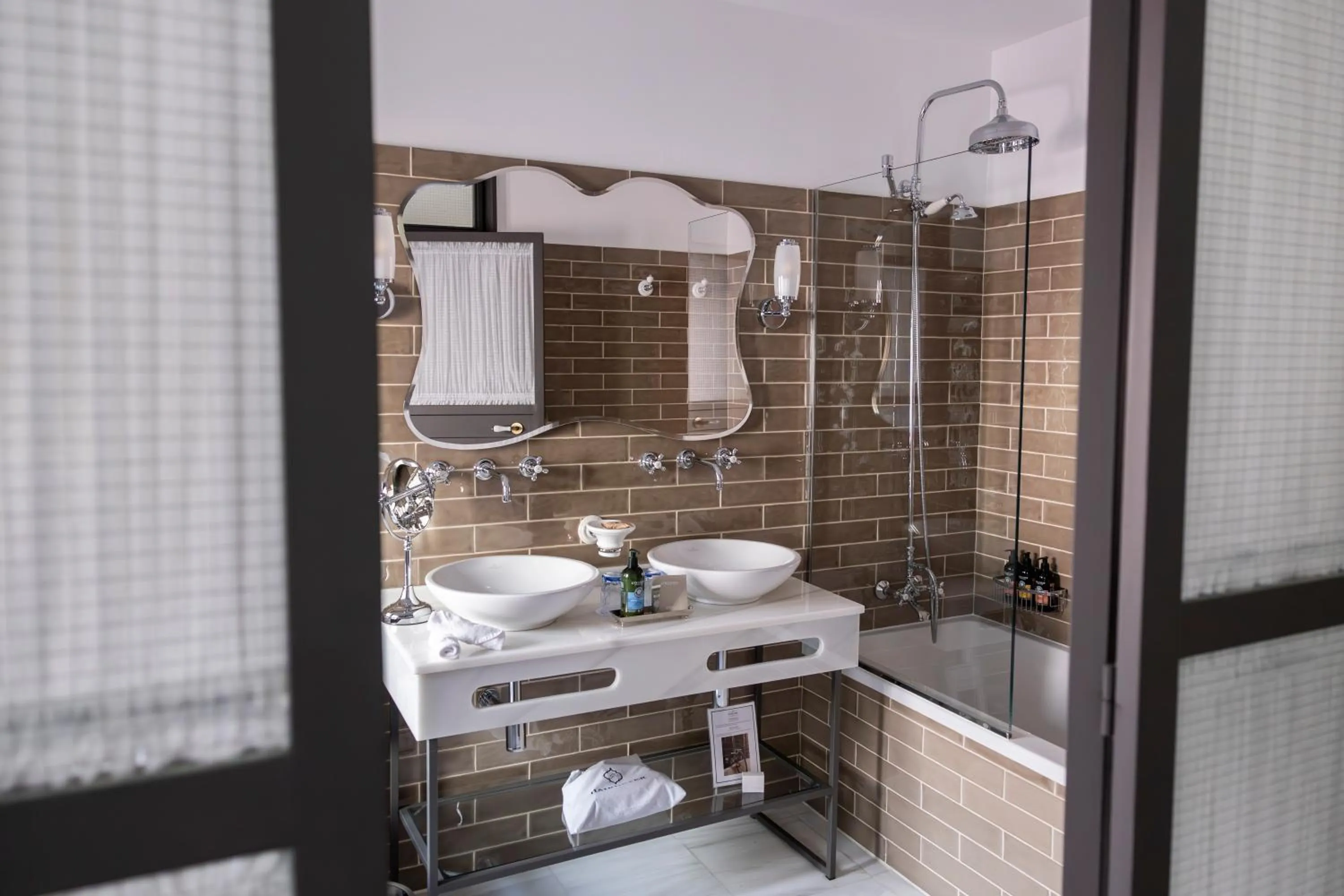 Shower in Hotel Gravina 51