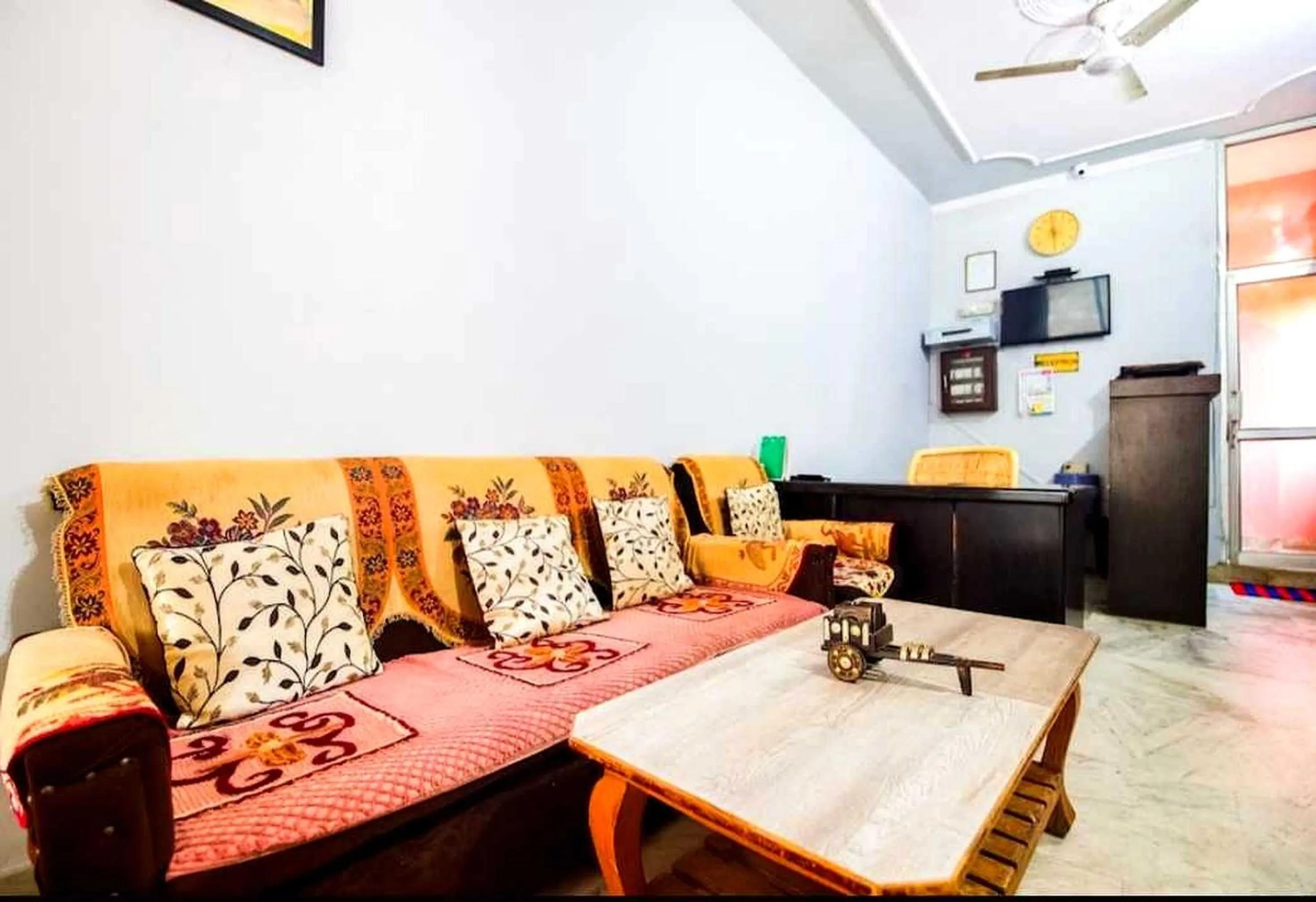 Lobby or reception in Hotel O by OYO CASTLE HOME STAY
