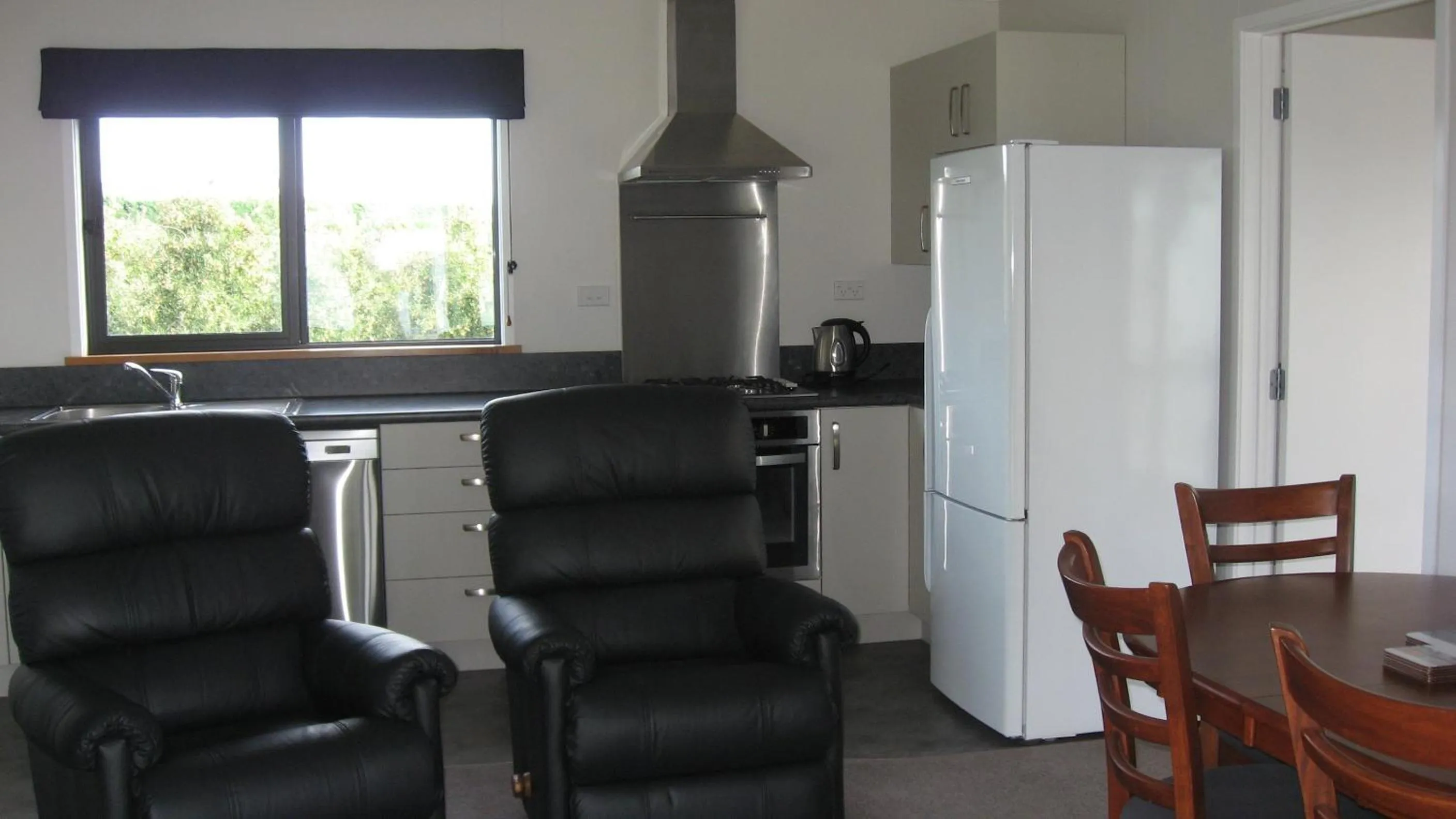 Kitchen or kitchenette in Bluebell Lodge and Cottage