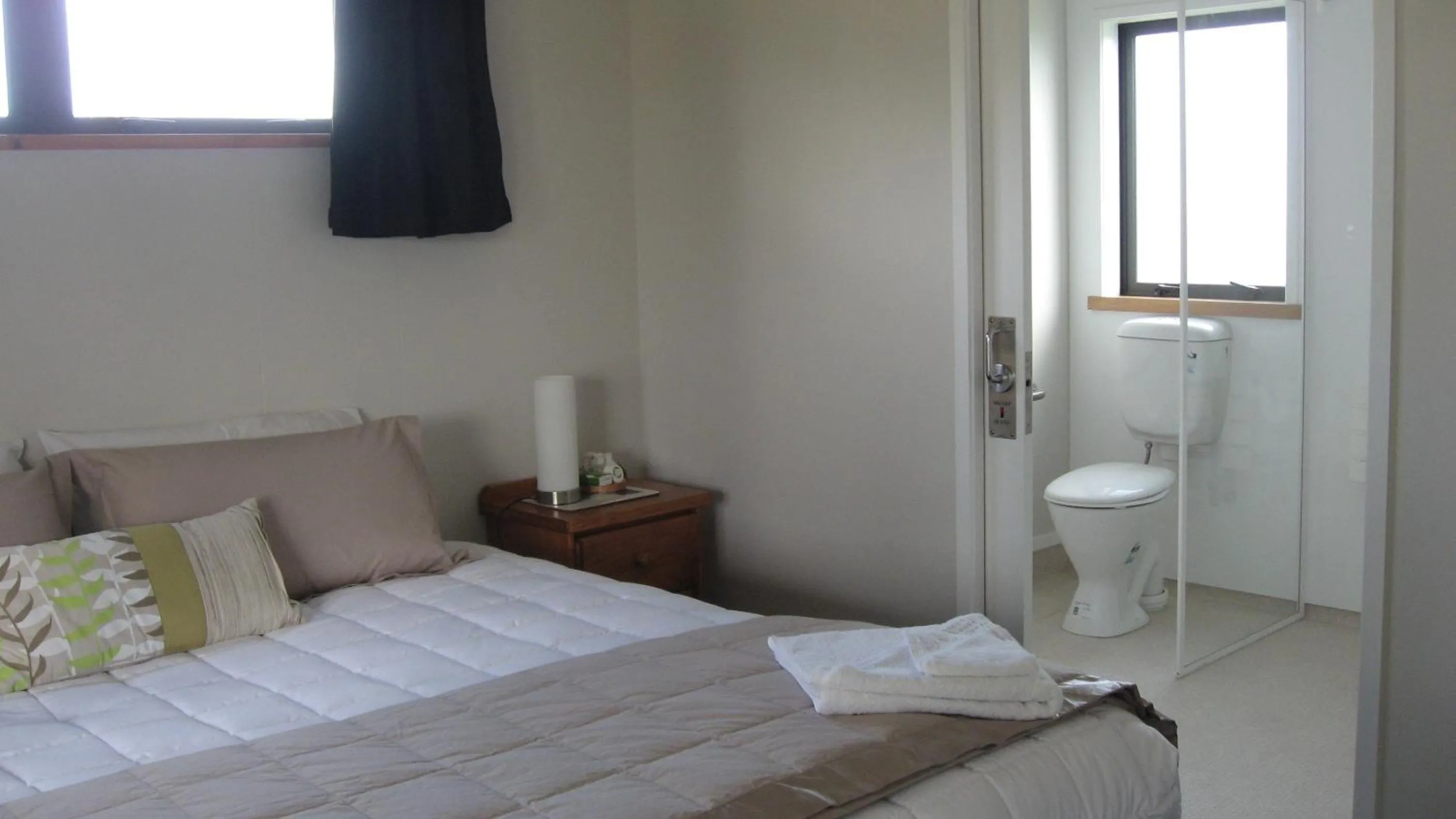 Bedroom, Bed in Bluebell Lodge and Cottage
