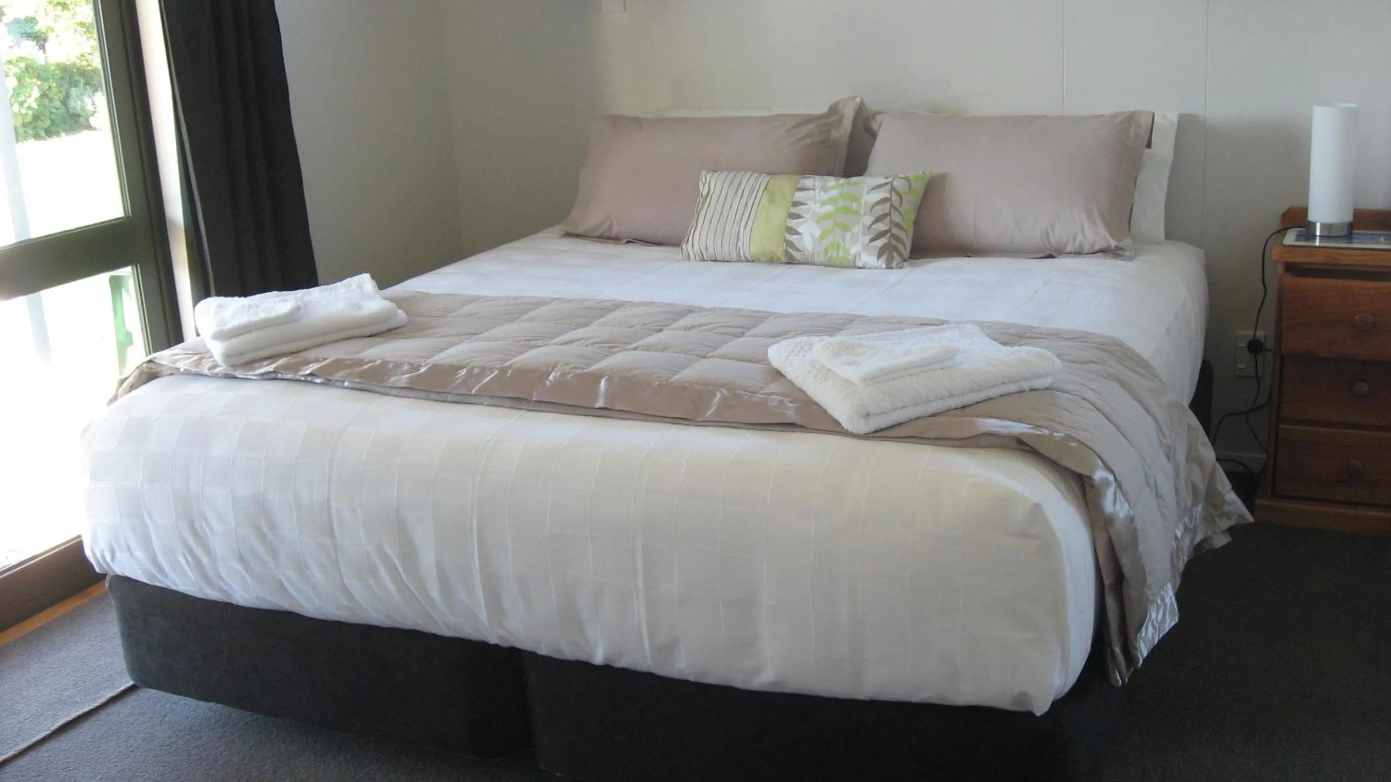 Bedroom, Bed in Bluebell Lodge and Cottage