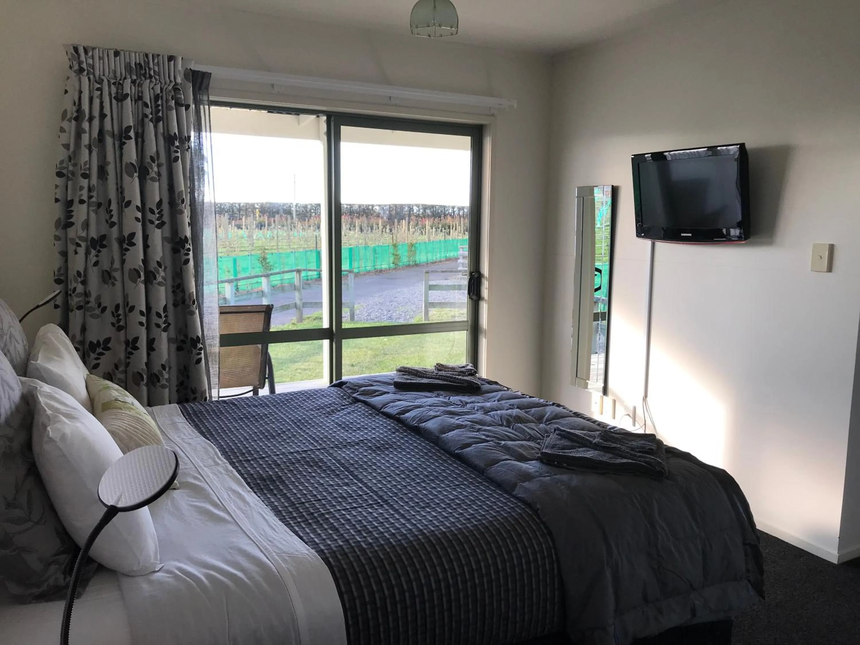 Bedroom, Bed in Bluebell Lodge and Cottage