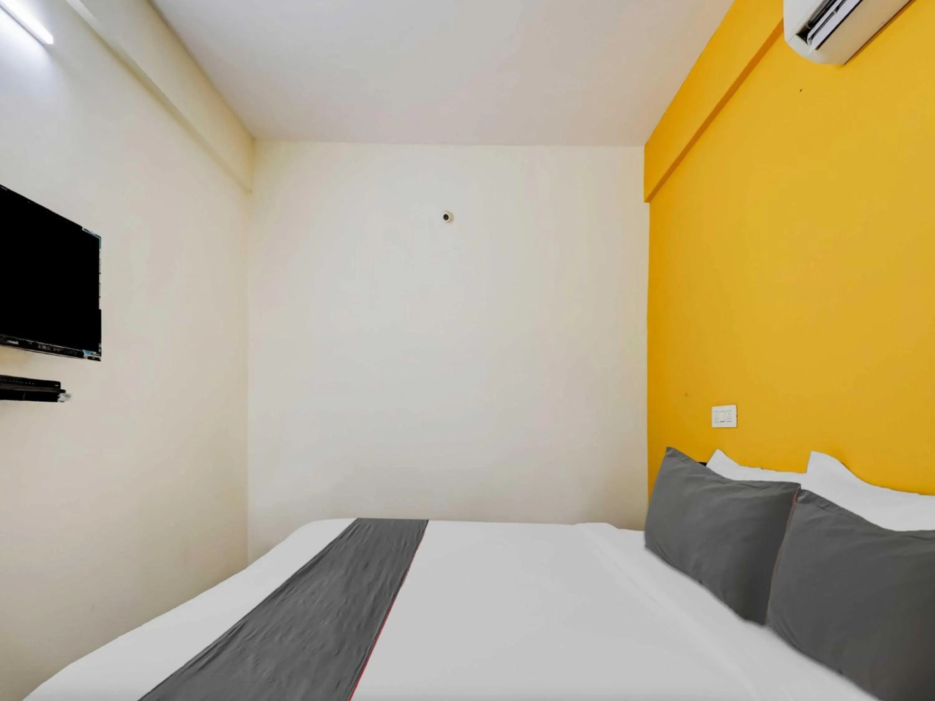 Bedroom, Bed in Super Collection O Olive