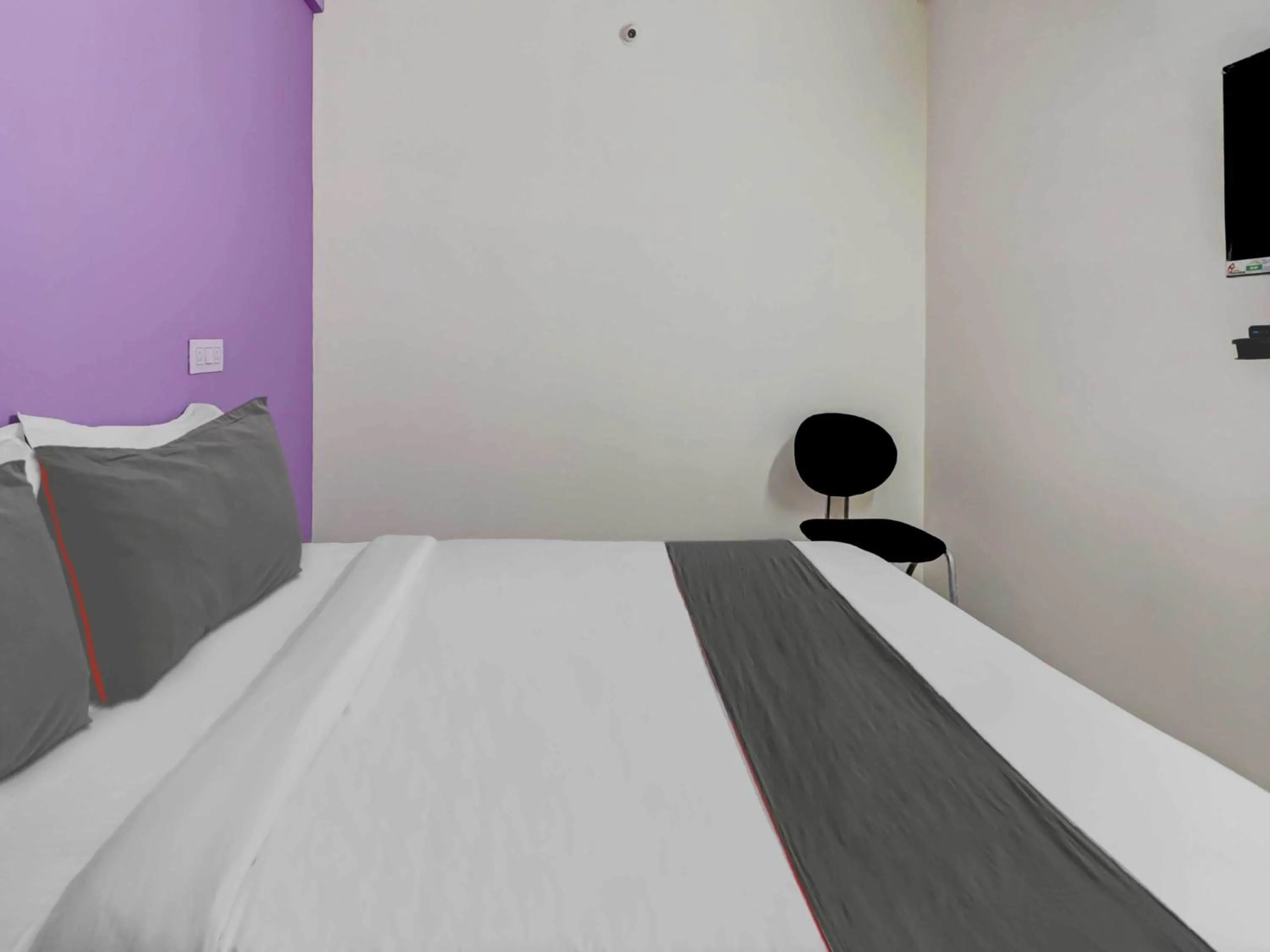 Bedroom, Bed in Super Collection O Olive