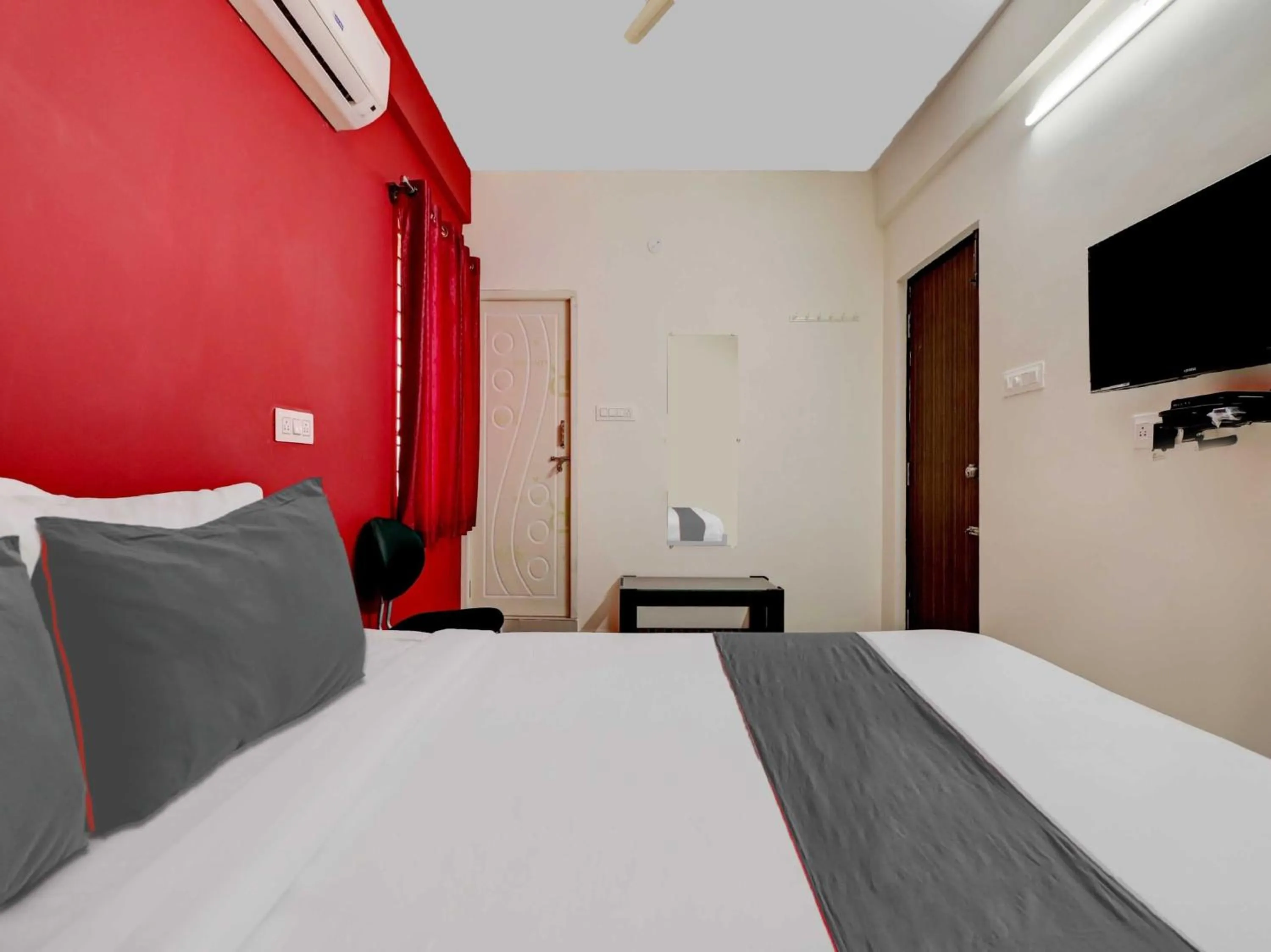 Bedroom, Bed in Super Collection O Olive