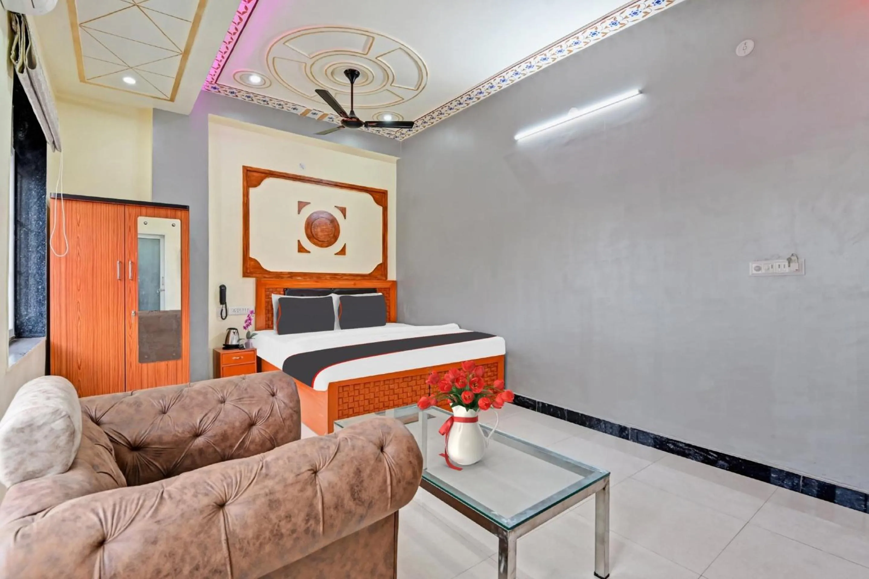 Facade/entrance in Hotel O by OYO Imperial Palace