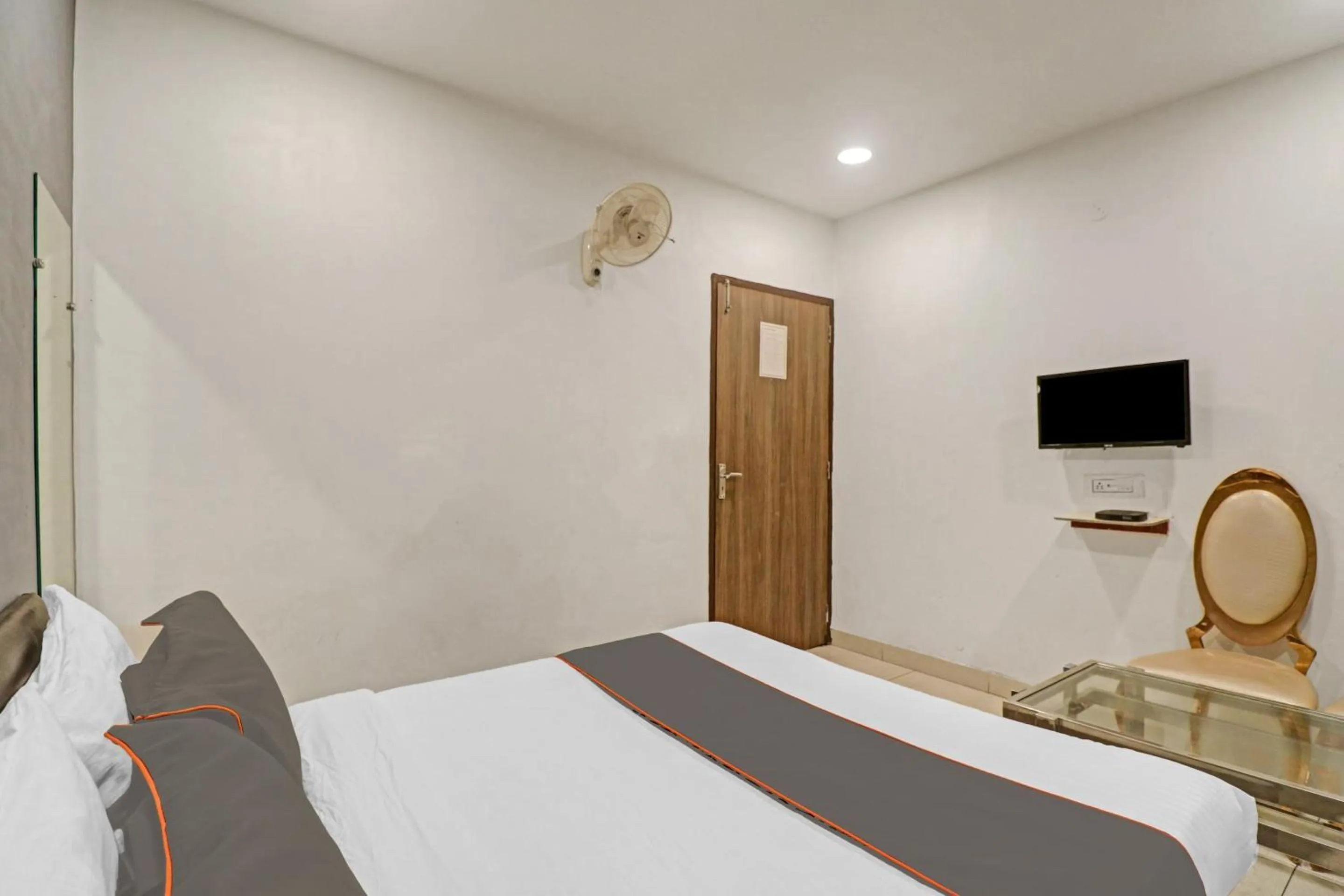 Facade/entrance, Bed in SEVEN HEAVEN