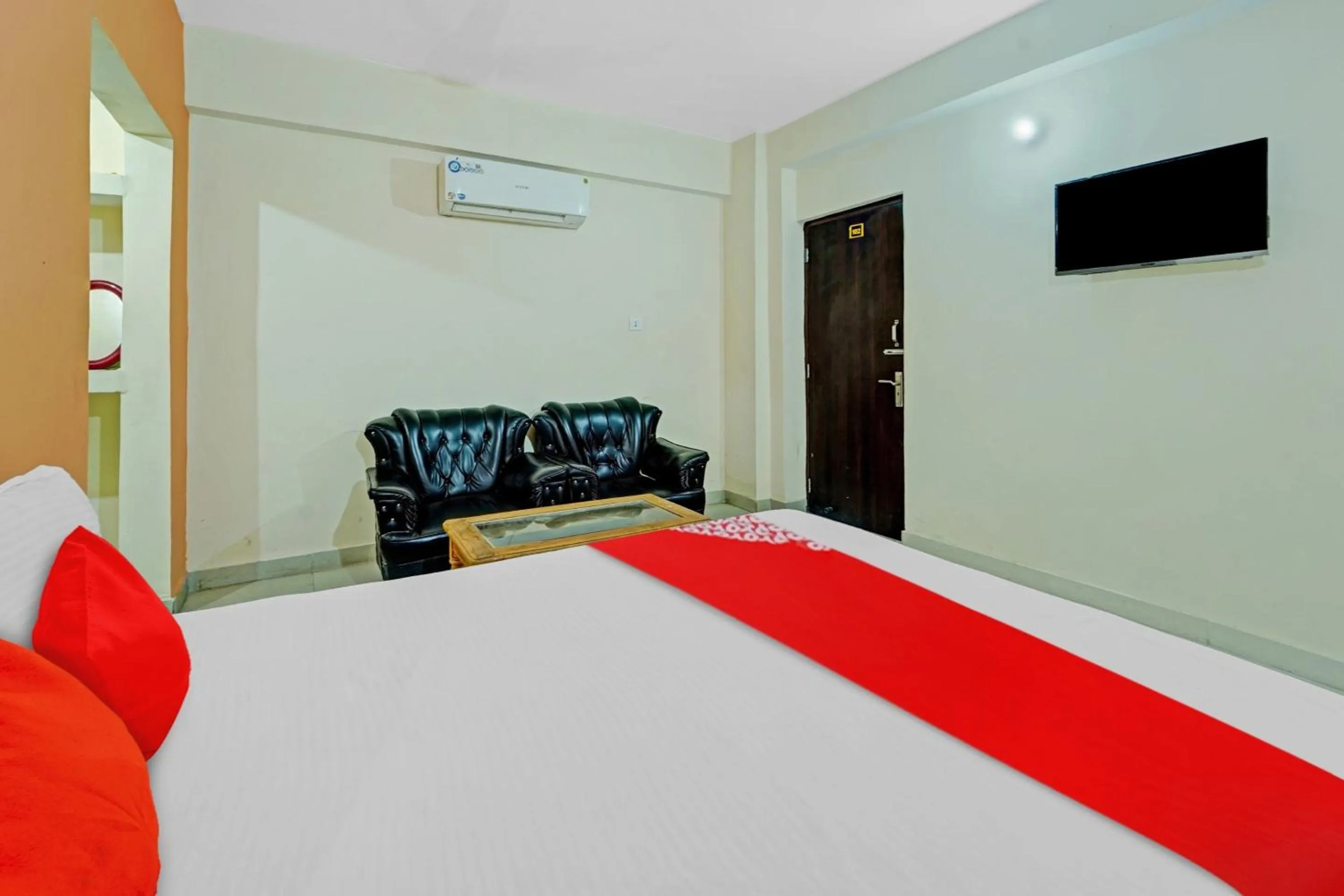 Bedroom in Hotel O Grand Paradise Inn & Banquet Hall