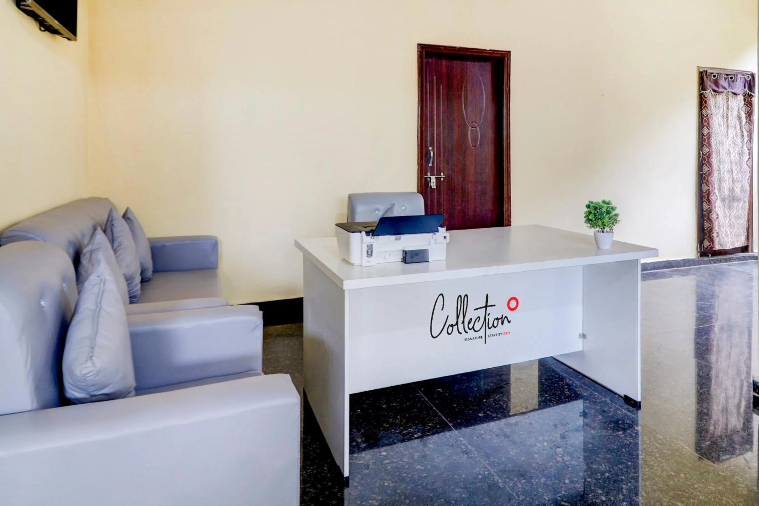 Lobby or reception in Capital O S V Residency Nalagandla