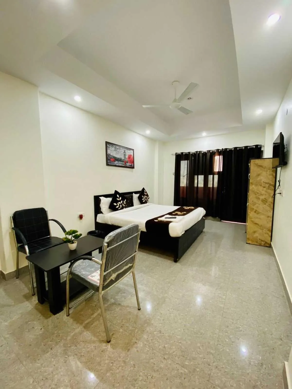 Bedroom in Hotel O K R Resdiancy Near Botanic Garden Of Indian Republic