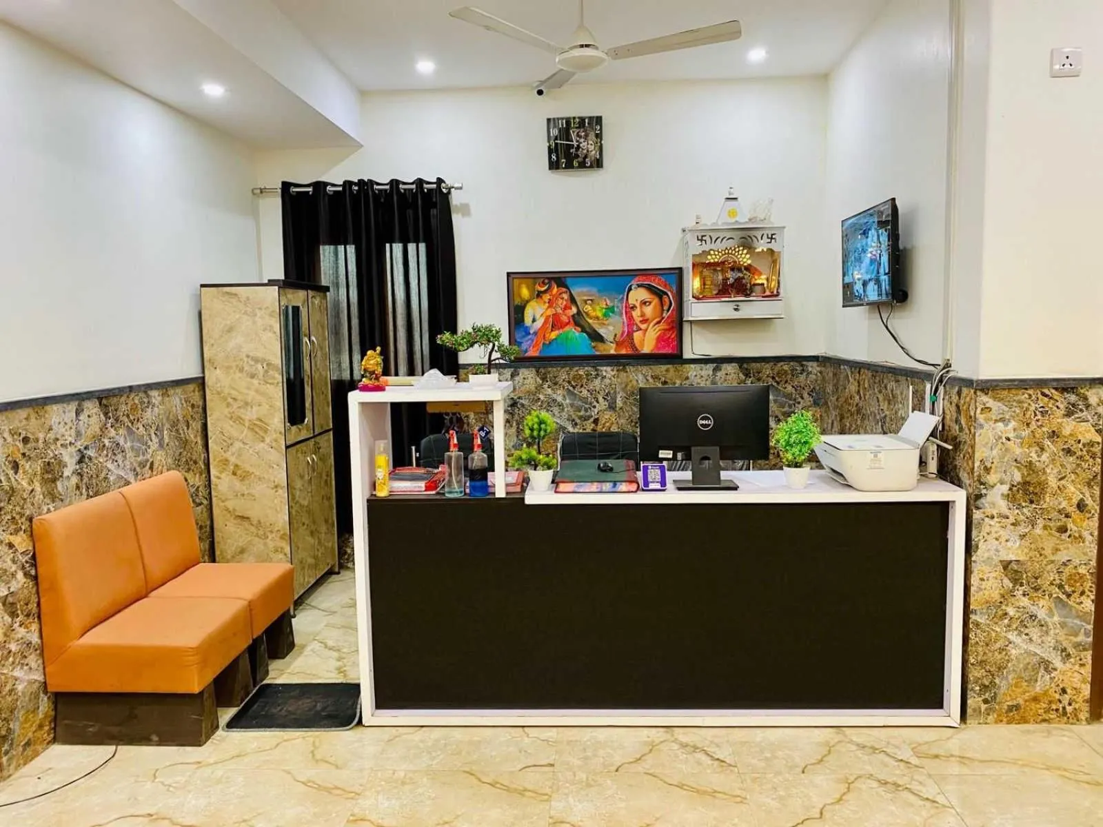 Lobby or reception in Hotel O K R Resdiancy Near Botanic Garden Of Indian Republic