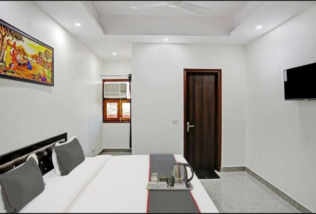 Bedroom in Hotel O K R Resdiancy Near Botanic Garden Of Indian Republic