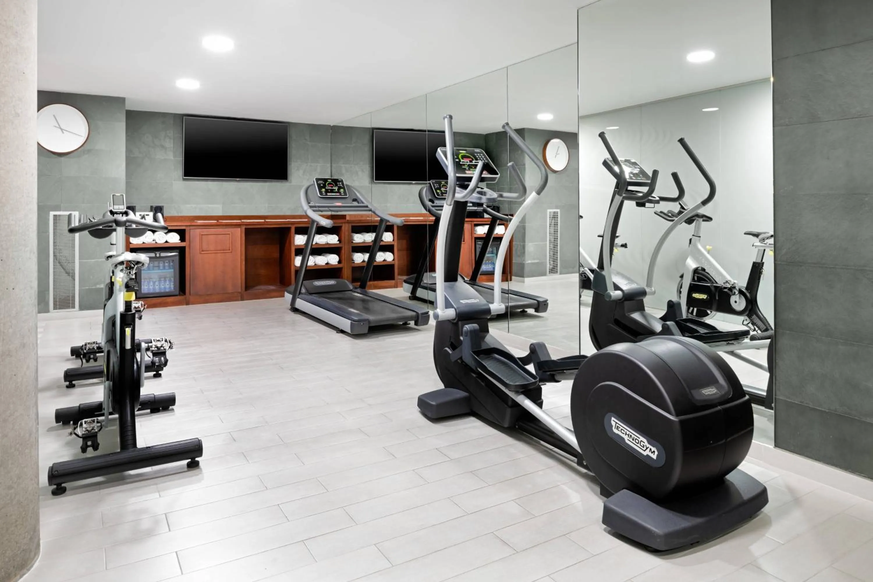 Fitness centre/facilities in AC Hotel La Rioja by Marriott