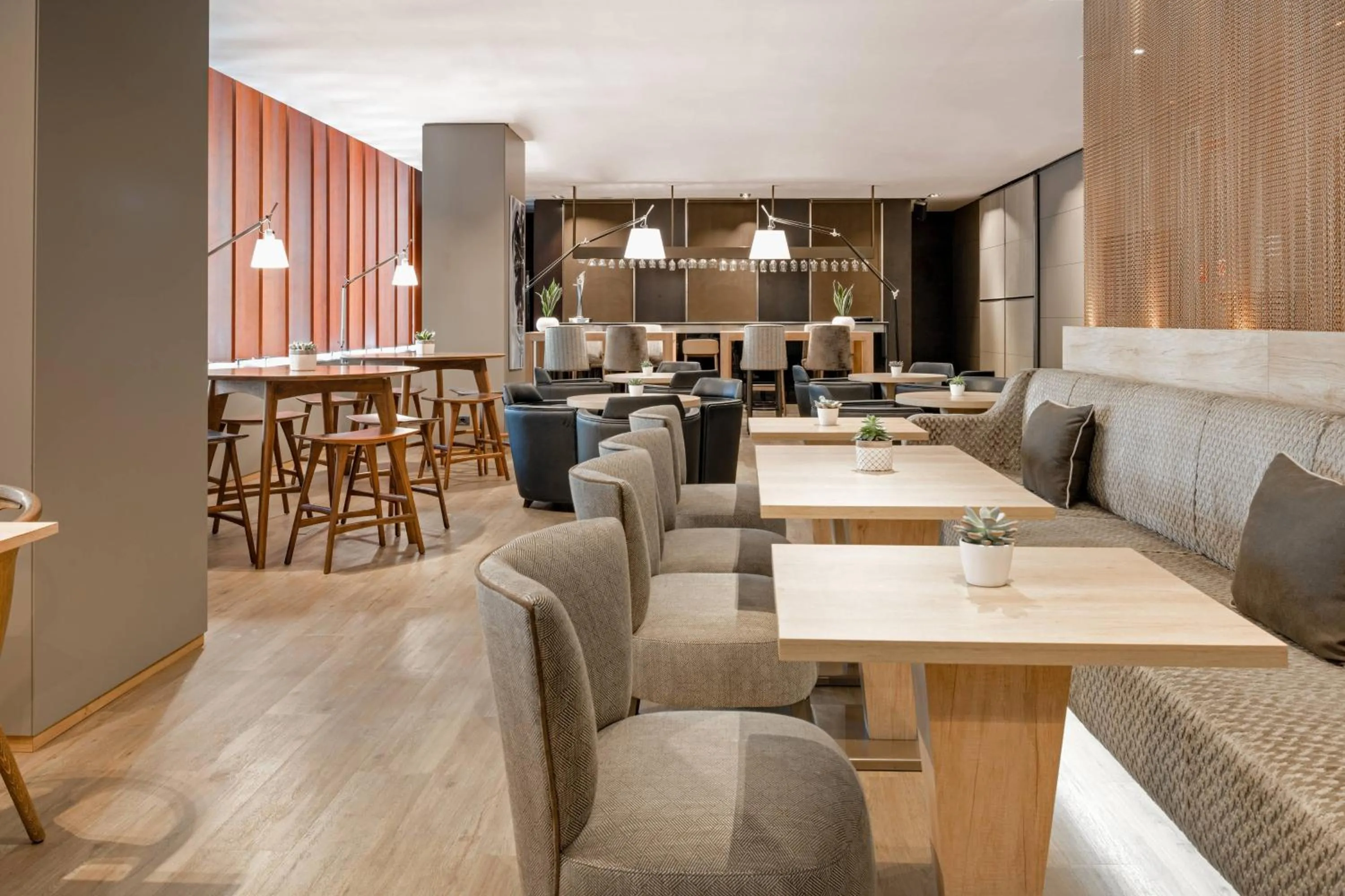 Lounge or bar in AC Hotel La Rioja by Marriott