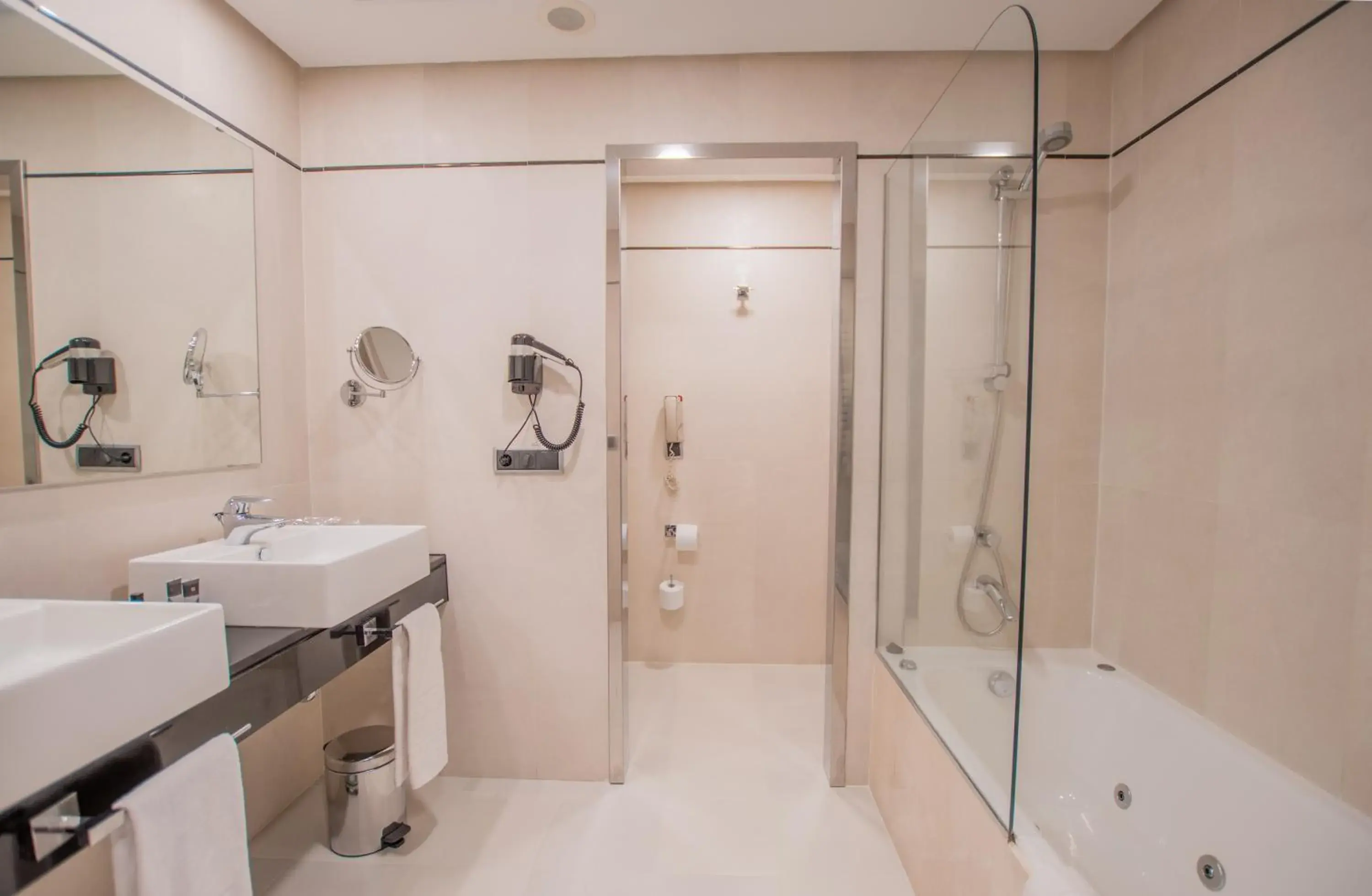 Standard Double Suite in Hotel Andalucía Center Standard Double Suite in Hotel Andalucía Center