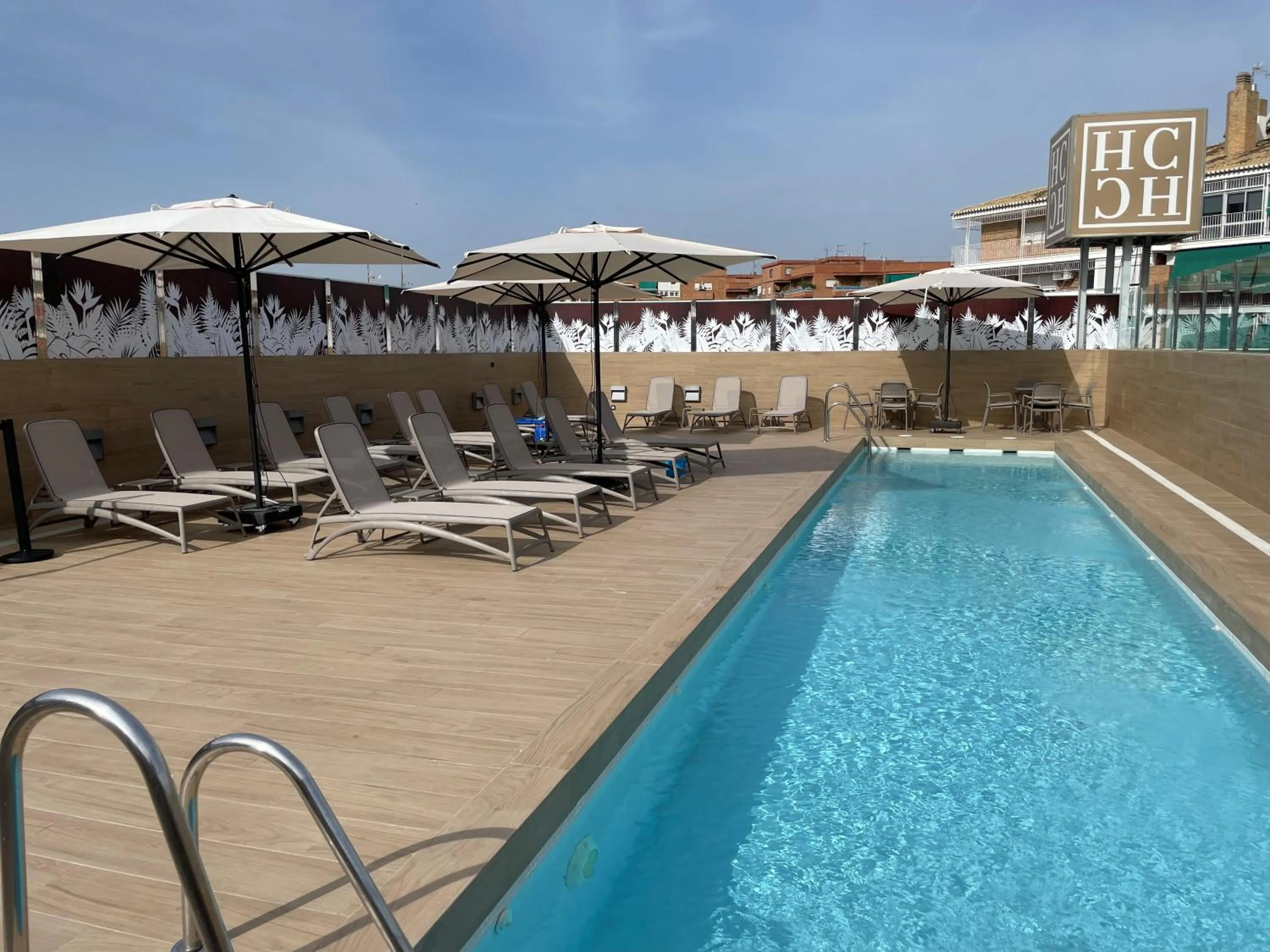 Swimming pool in Hotel Andalucía Center