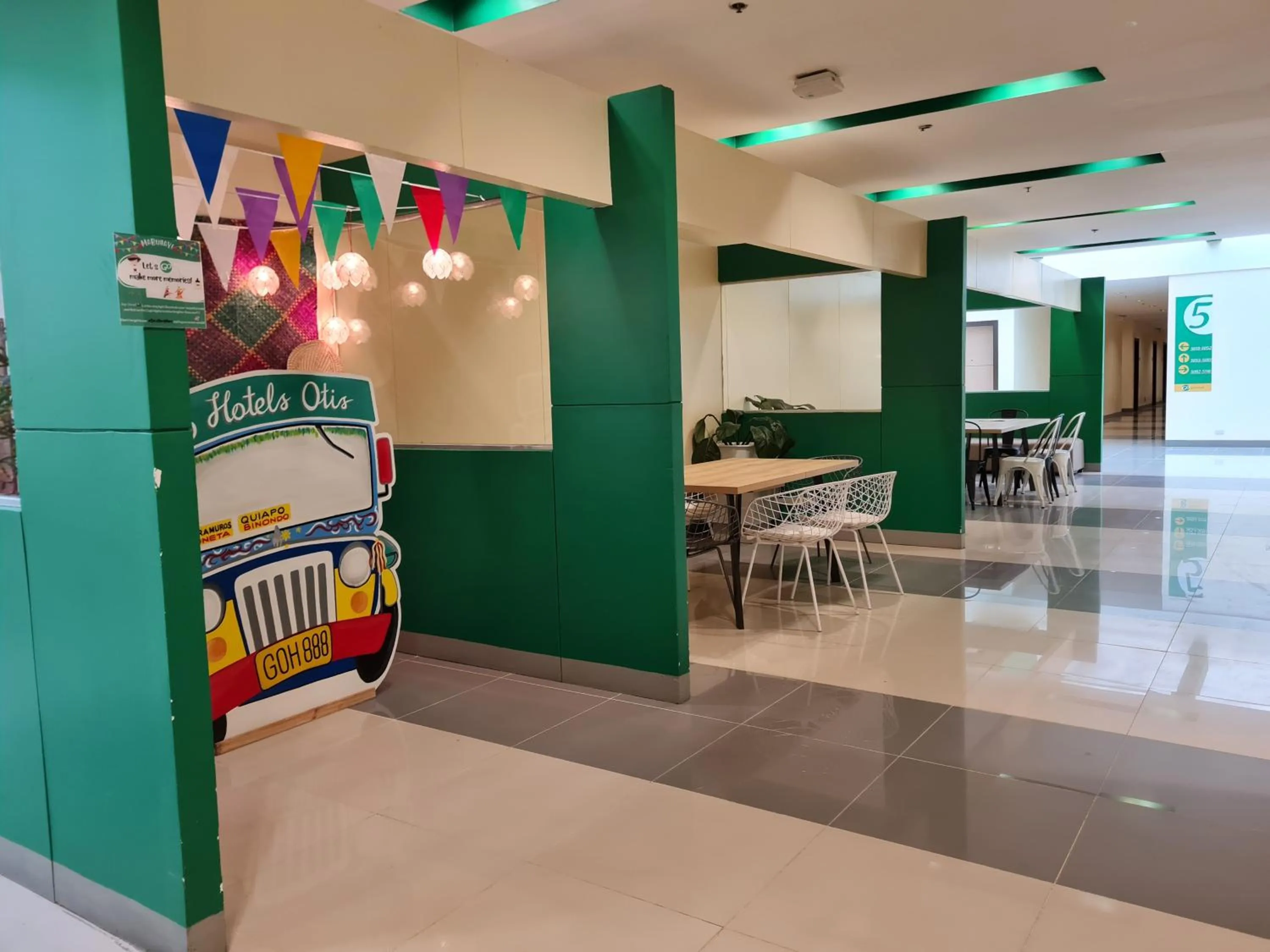 Communal lounge/ TV room in Go Hotels Otis - Manila