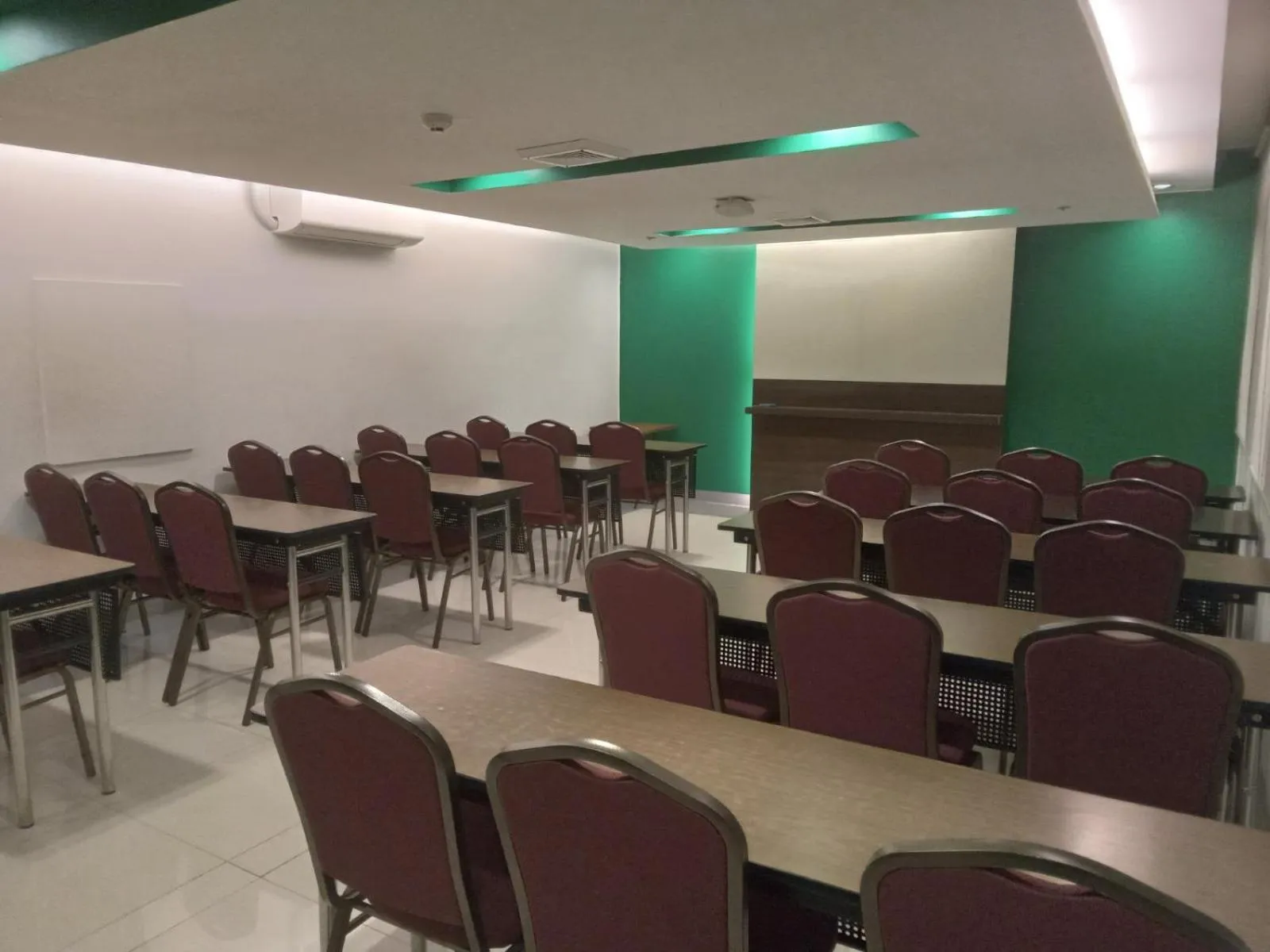 Meeting/conference room in Go Hotels Otis - Manila