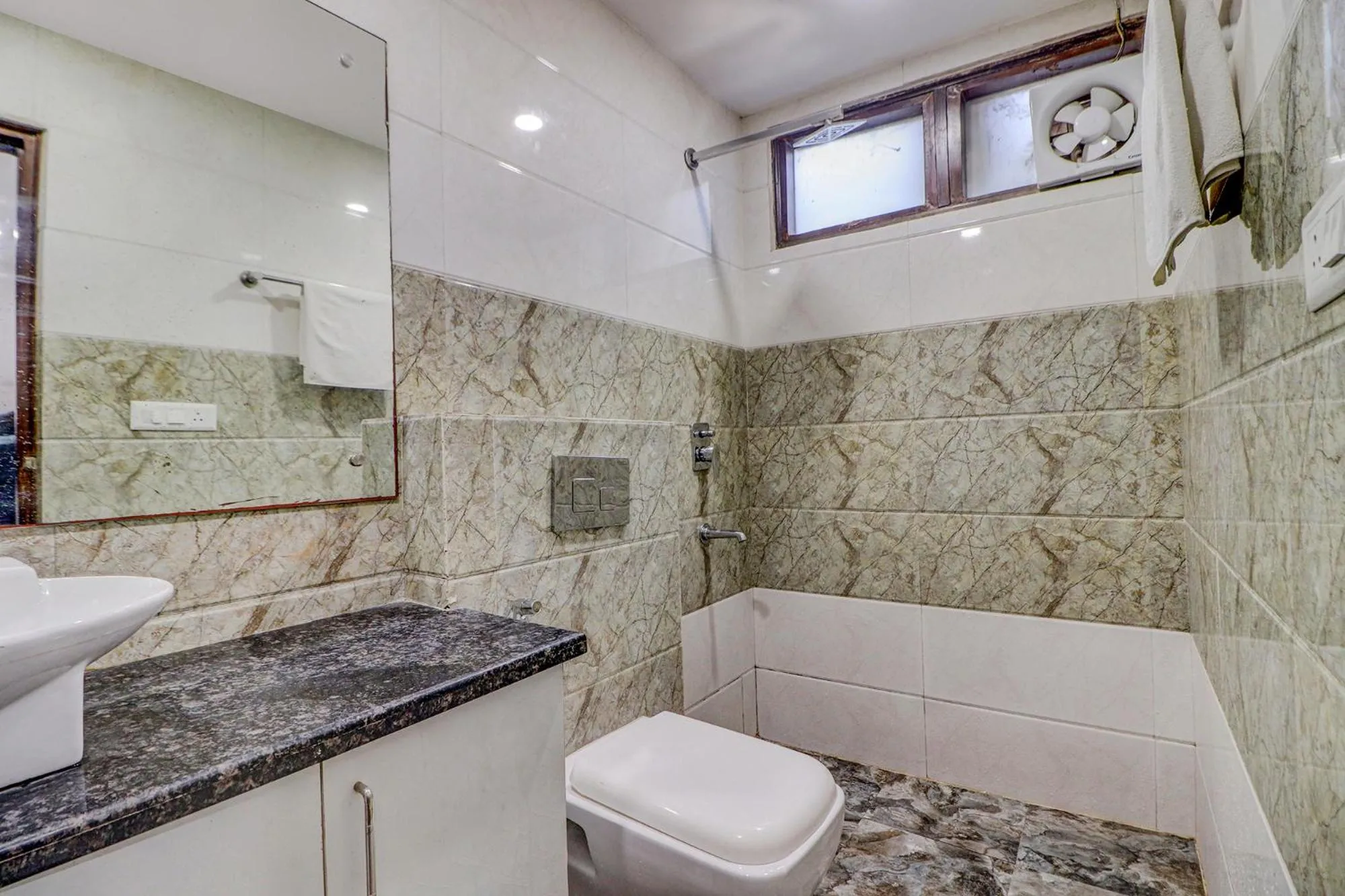 Bathroom in Via Roadway Inn