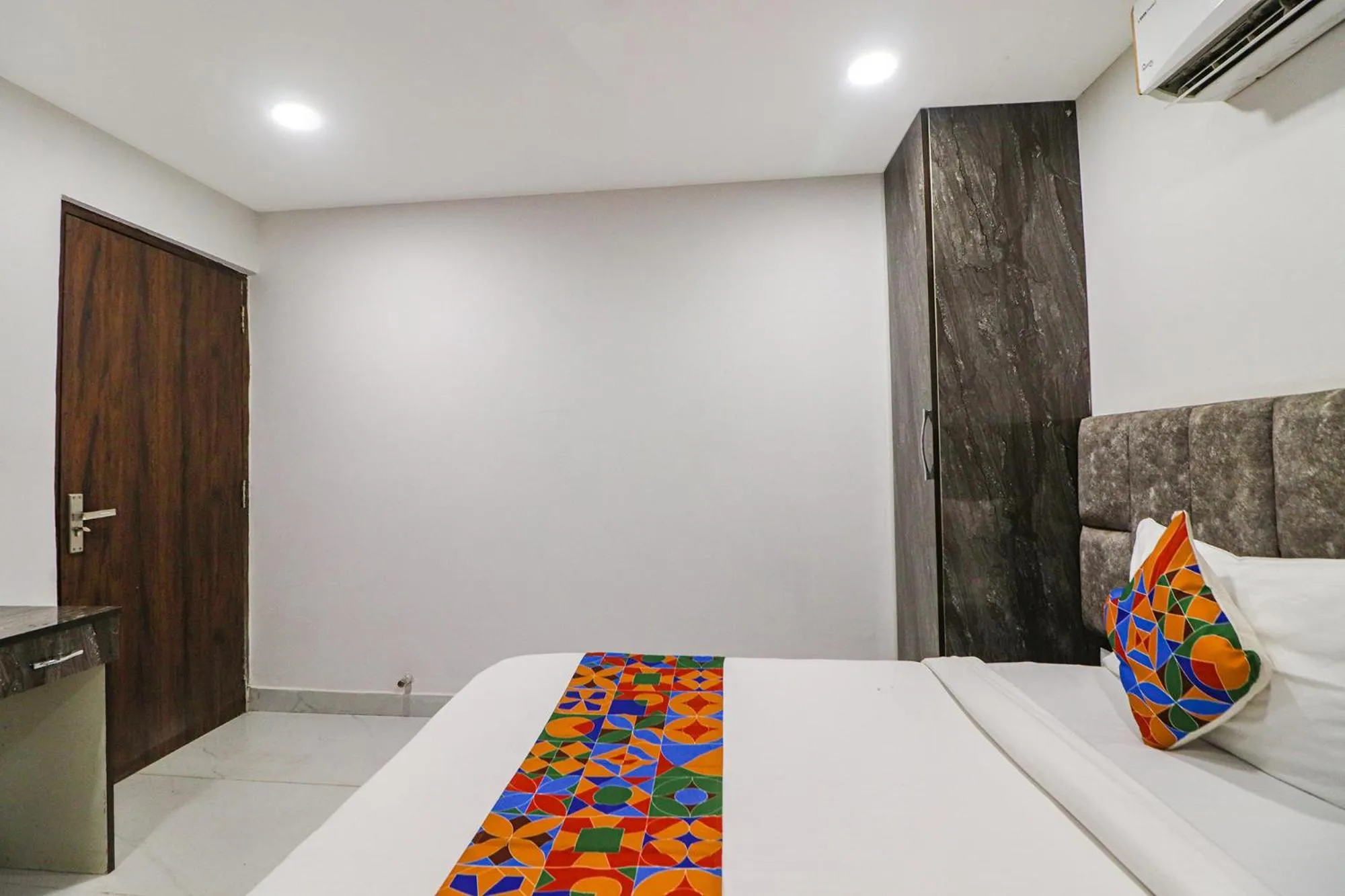 Bed in Via Roadway Inn