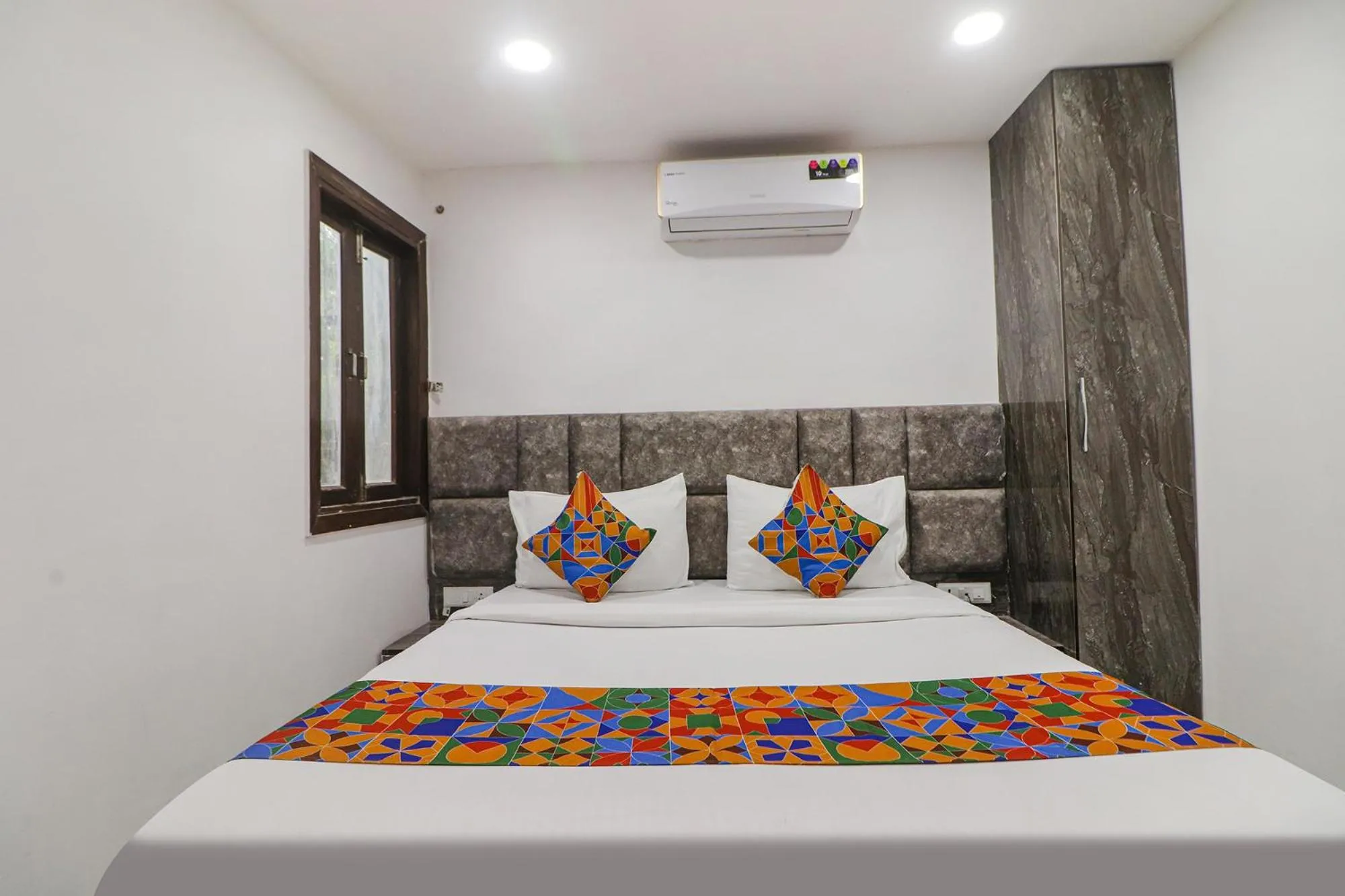 Bed in Via Roadway Inn