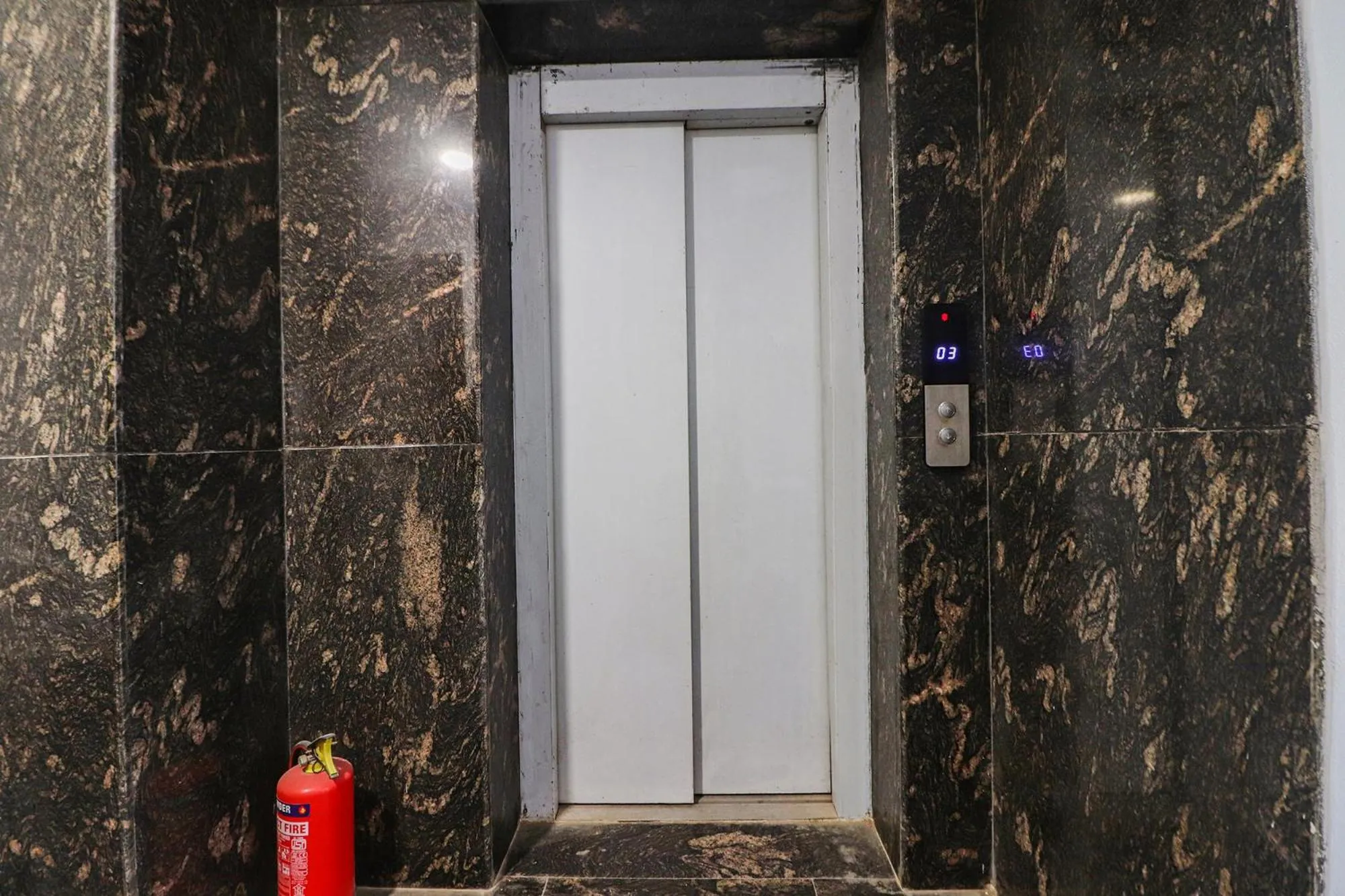 elevator in Via Roadway Inn