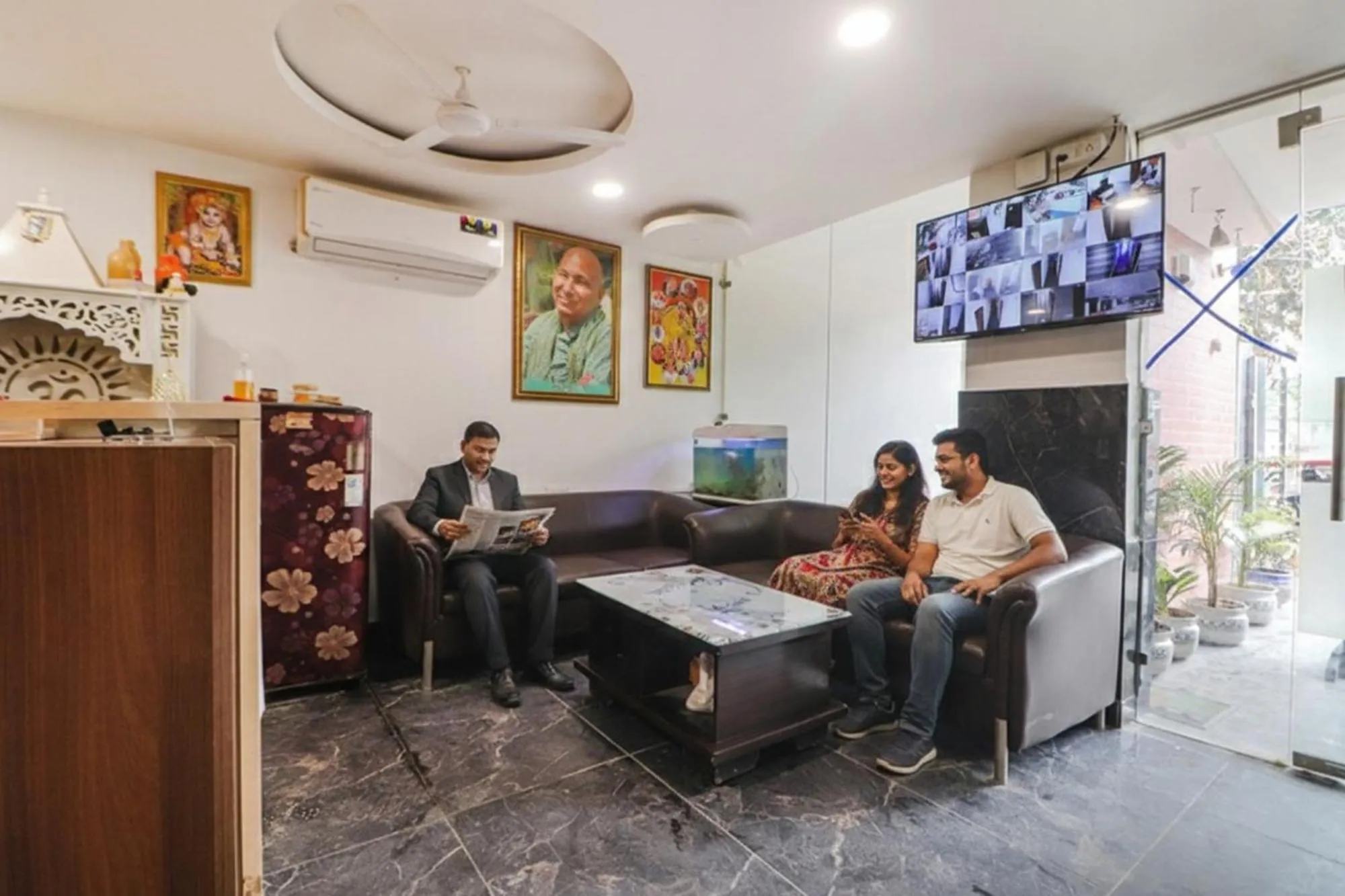 Living room in Via Roadway Inn