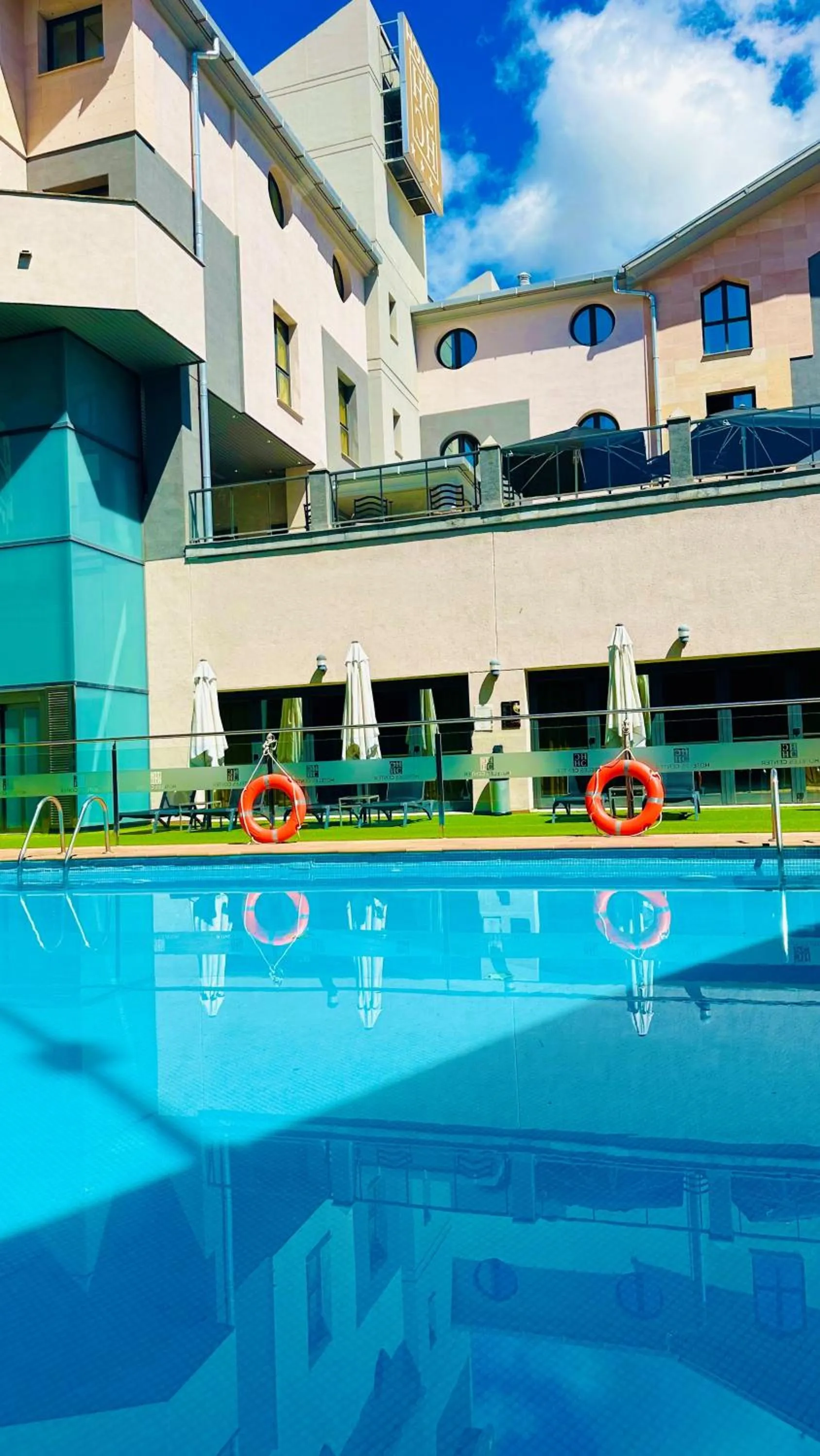Swimming pool in Hotel Badajoz Center
