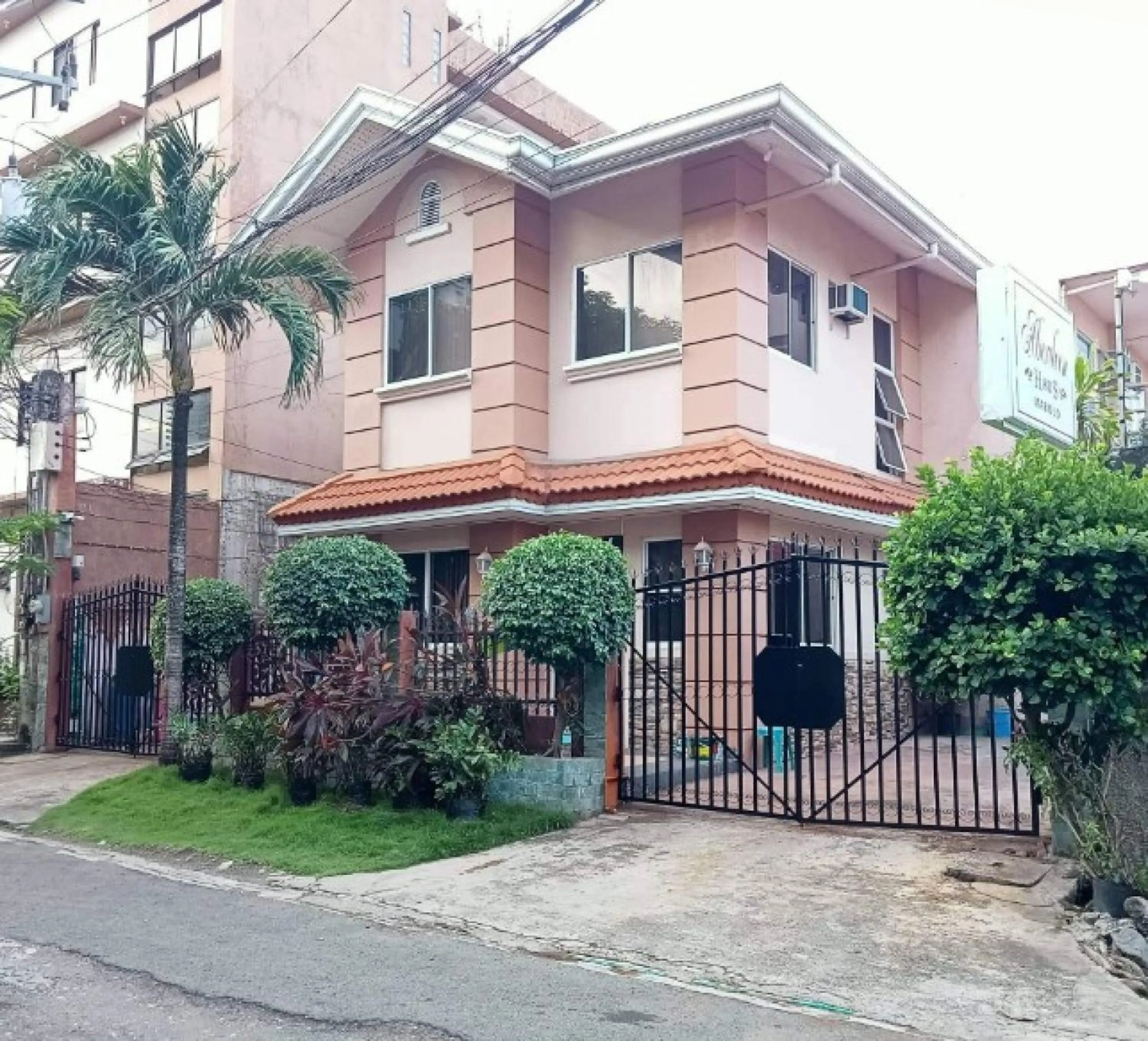 Property building in Aberdeen Haus in Mabolo