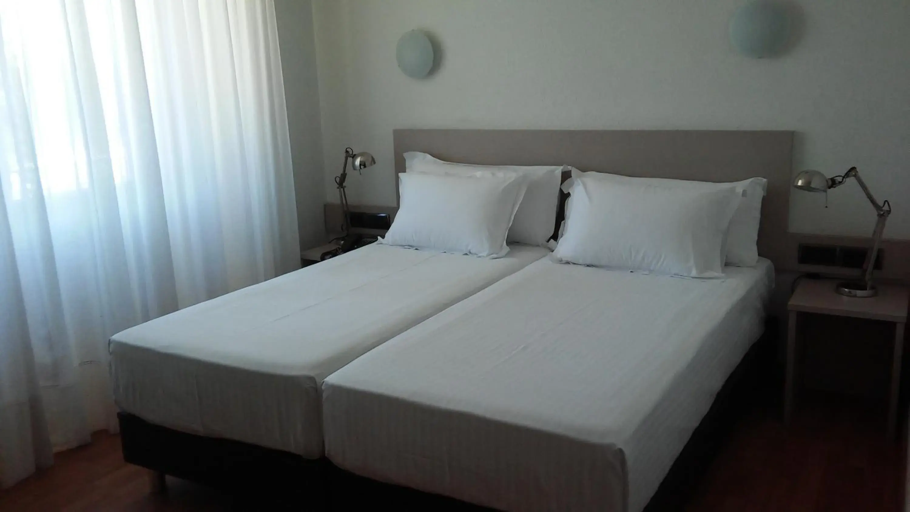 Twin Room in Hotel Los Angeles Twin Room in Hotel Los Angeles