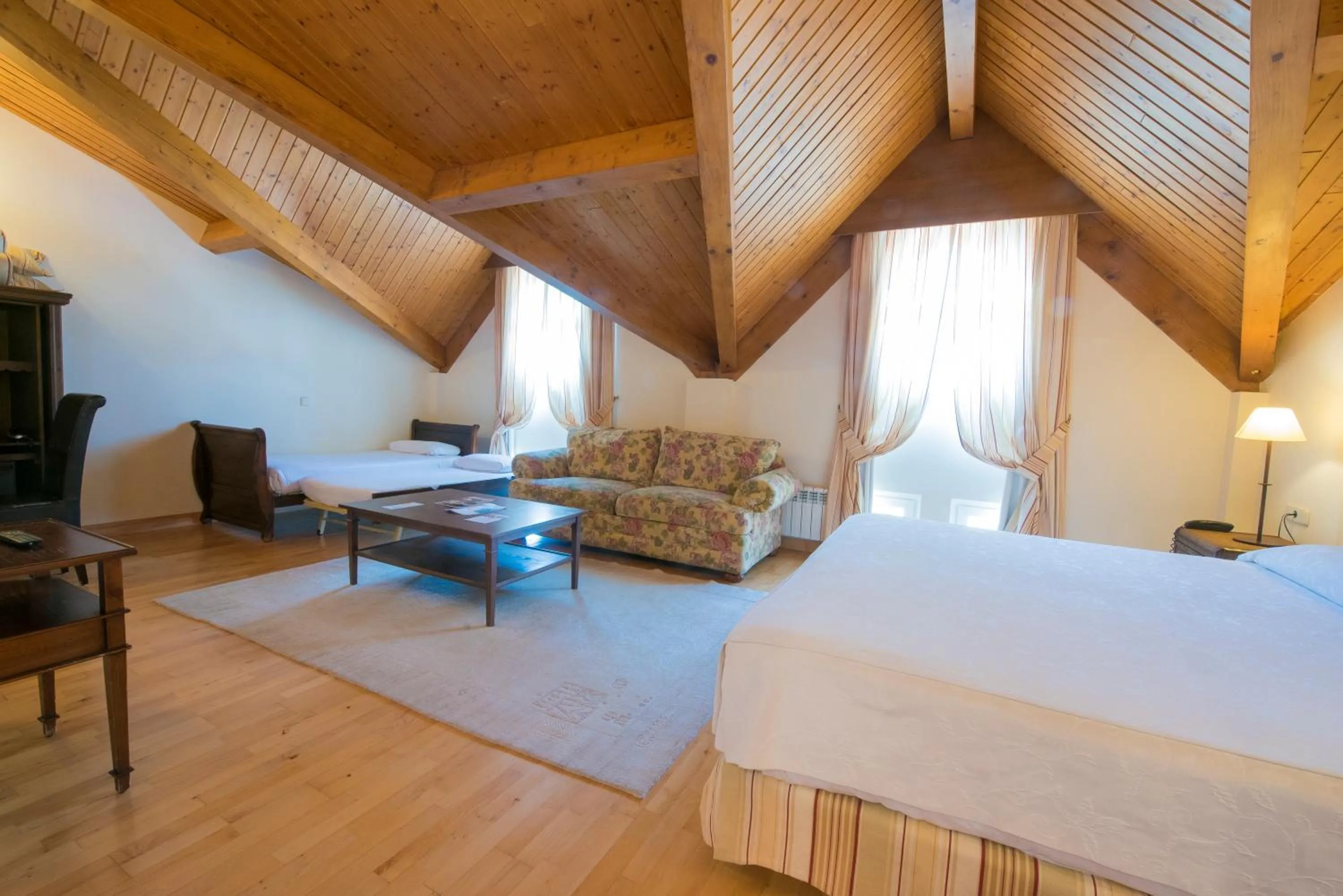 Photo of the whole room, Bed in Hotel Silken Villa de Laguardia