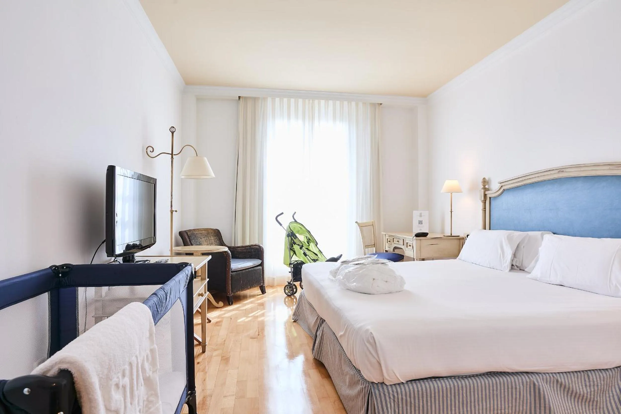 Double Room with Extra Large Bed in Hotel Silken Villa de Laguardia