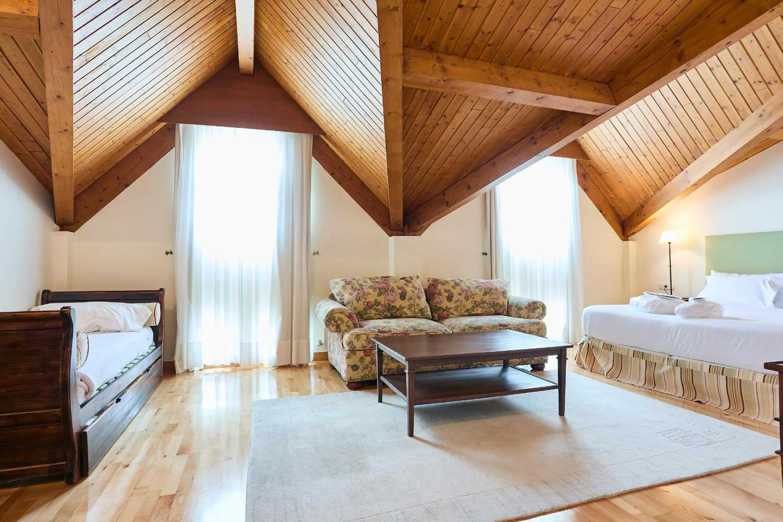 Photo of the whole room, Bed in Hotel Silken Villa de Laguardia