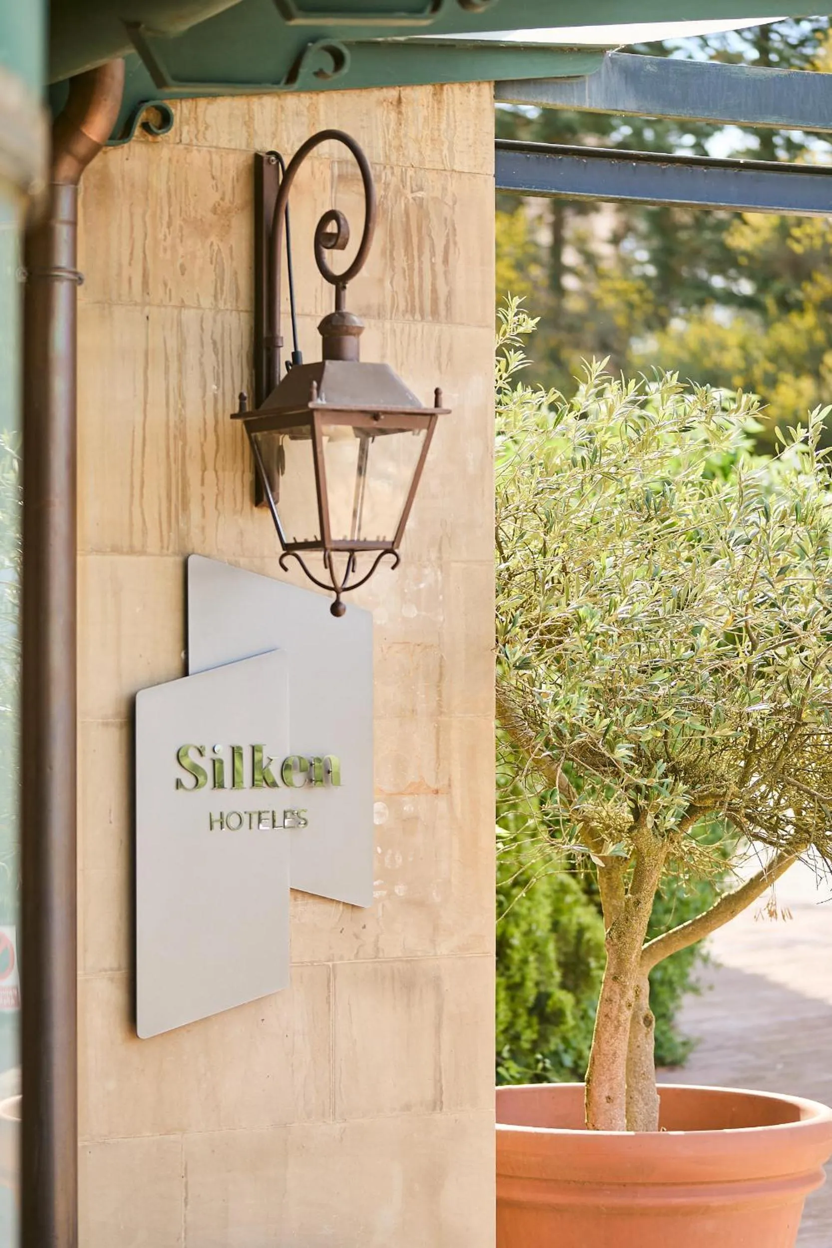 Facade/entrance in Hotel Silken Villa de Laguardia