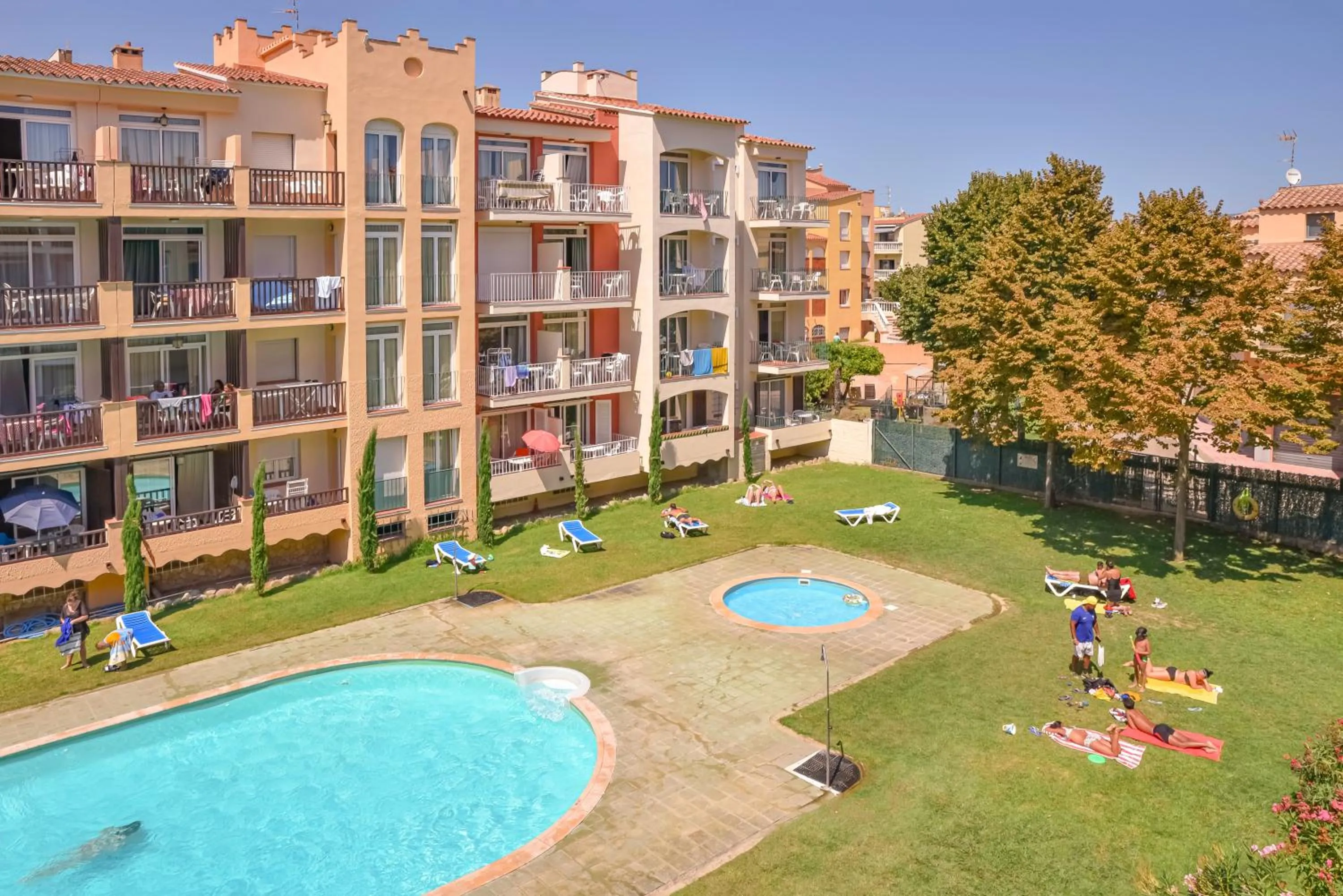 Swimming pool in Aptos. Comte D´Empuries