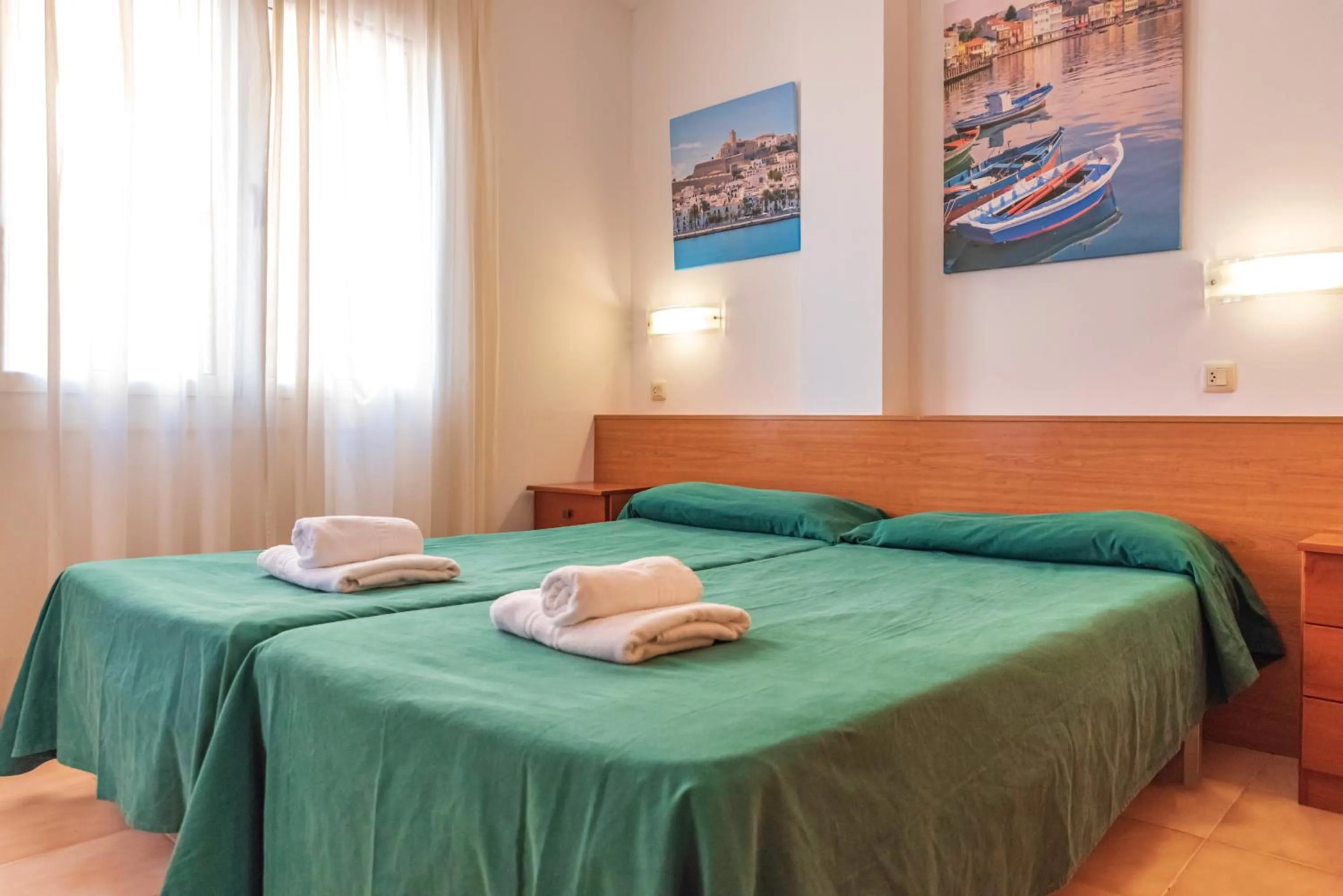 Area and facilities, Bed in Aptos. Comte D´Empuries