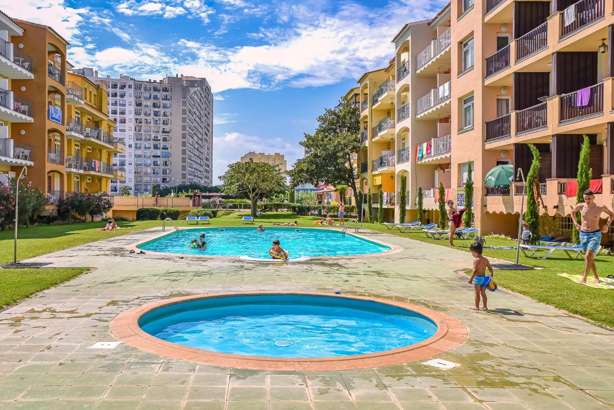 Swimming pool in Aptos. Comte D´Empuries