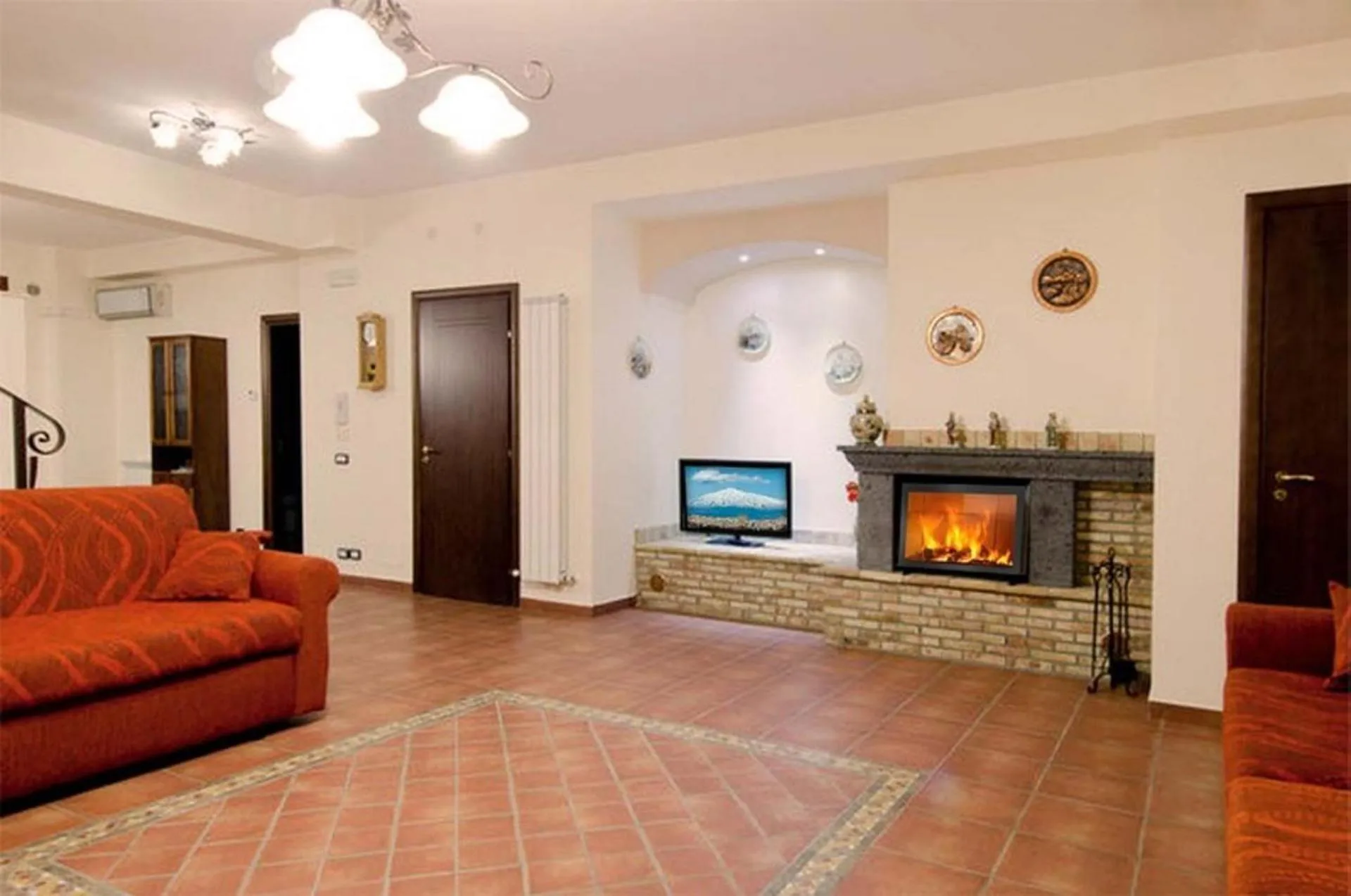 Communal lounge/ TV room in Etna Villa il Pino