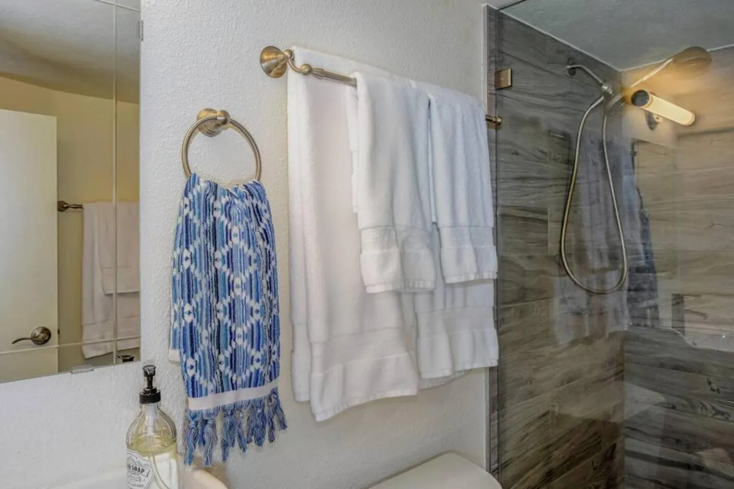 Private Basement Suite w Hot Tub