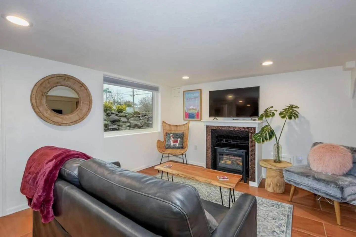 Private Basement Suite w Hot Tub