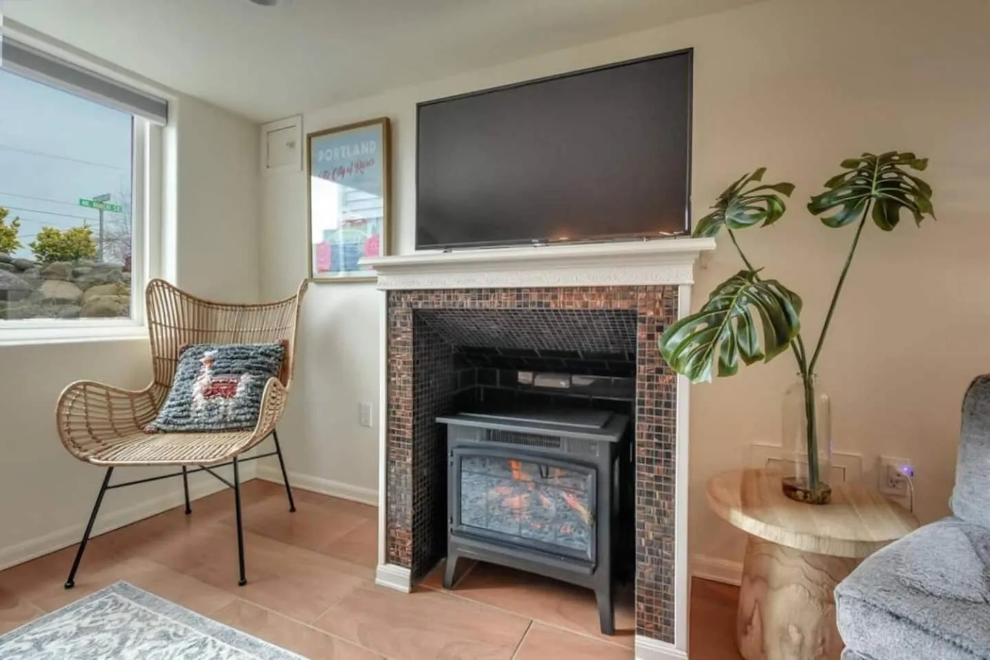 Private Basement Suite w Hot Tub