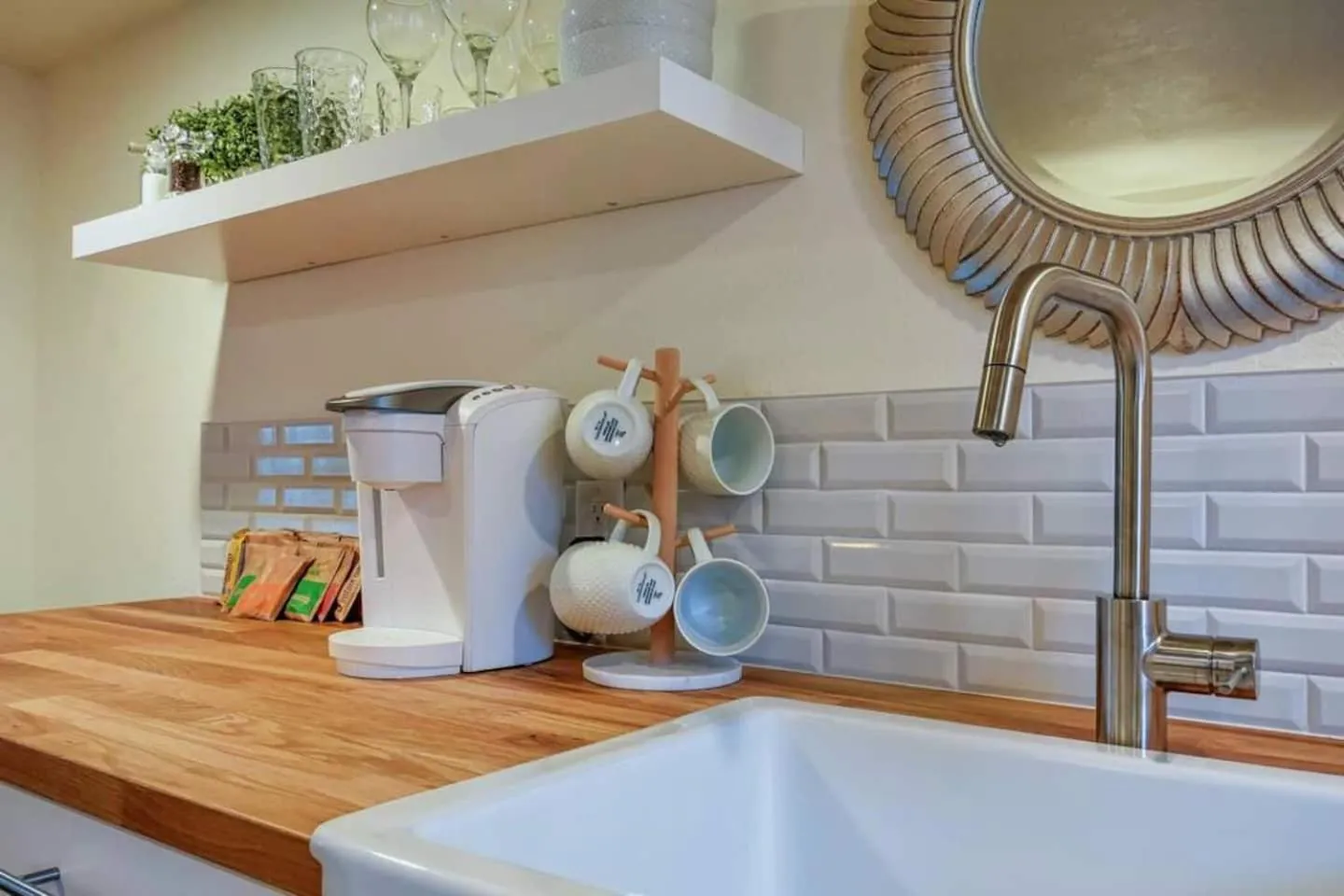 Private Basement Suite w Hot Tub