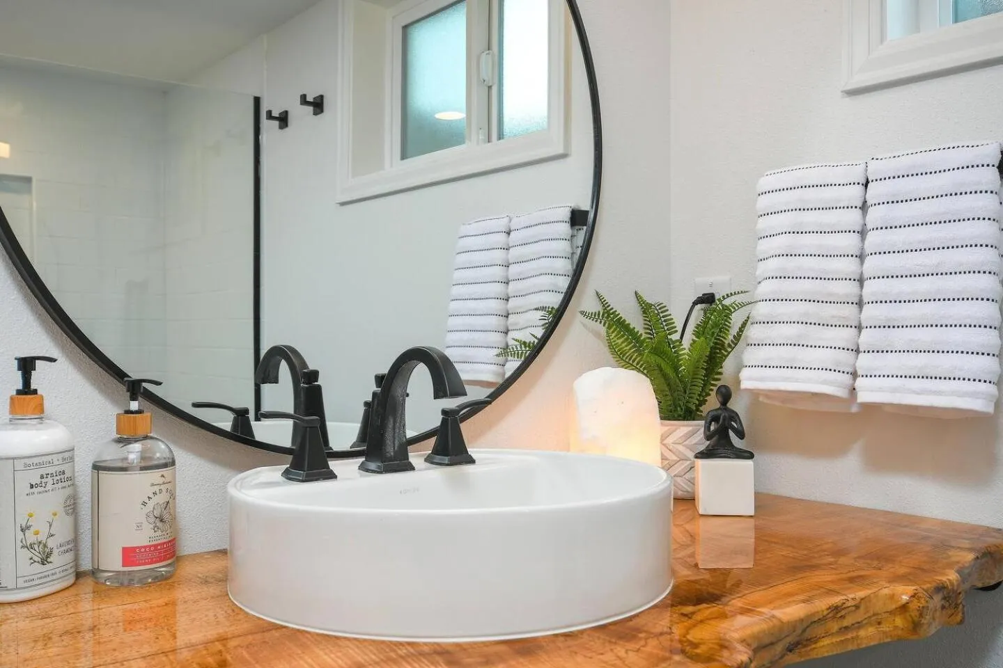 Bright & Modern Basement Apartment DT N'hood