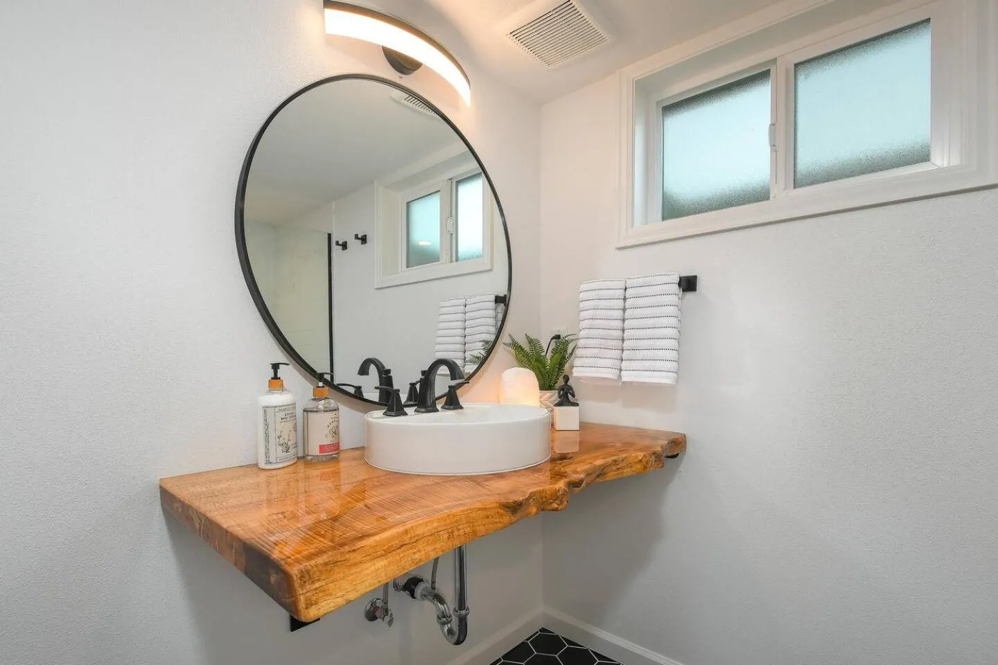 Bright & Modern Basement Apartment DT N'hood