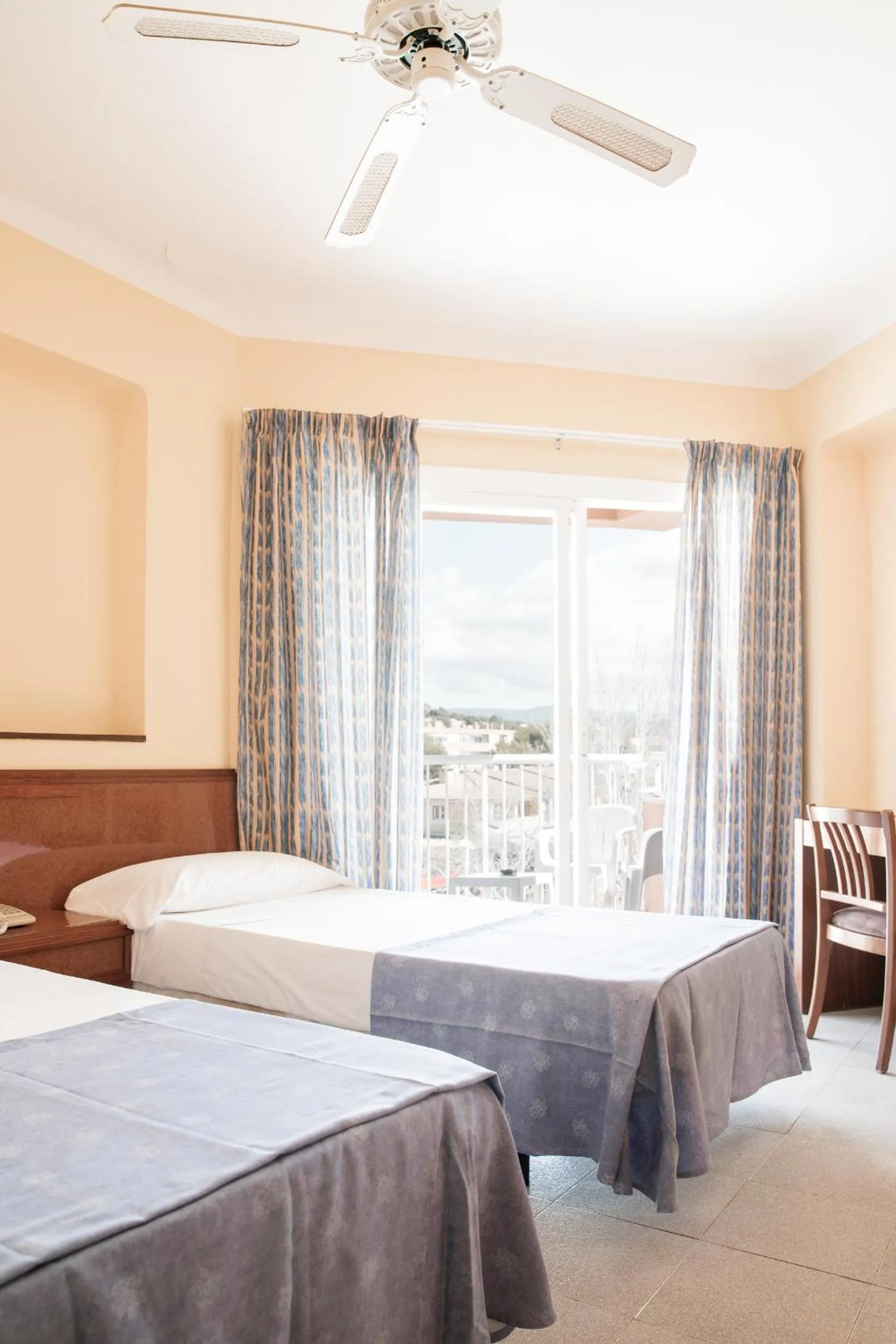 Photo of the whole room, Bed in Hotel Golf Beach