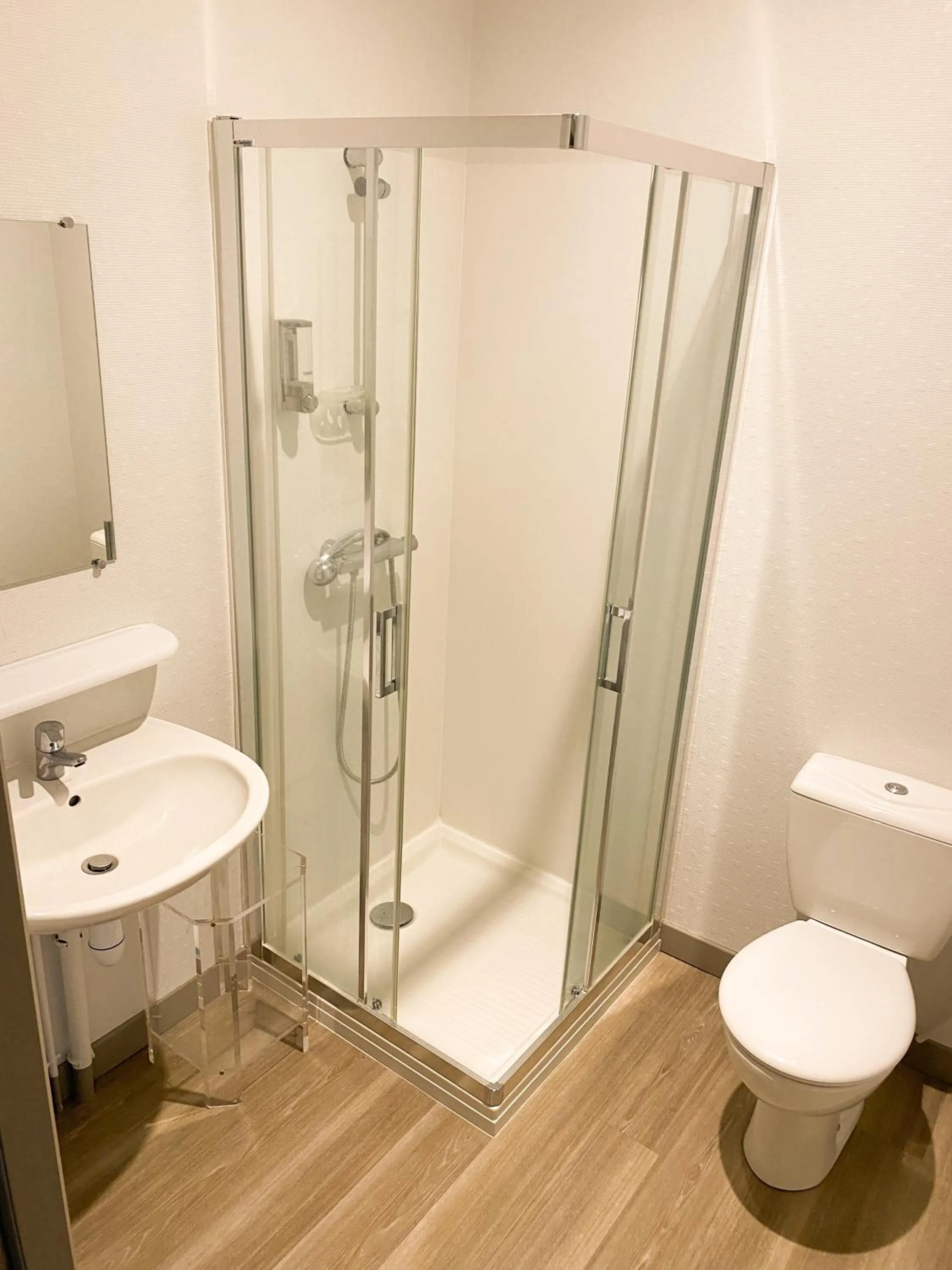 Shower in Colette Hôtel