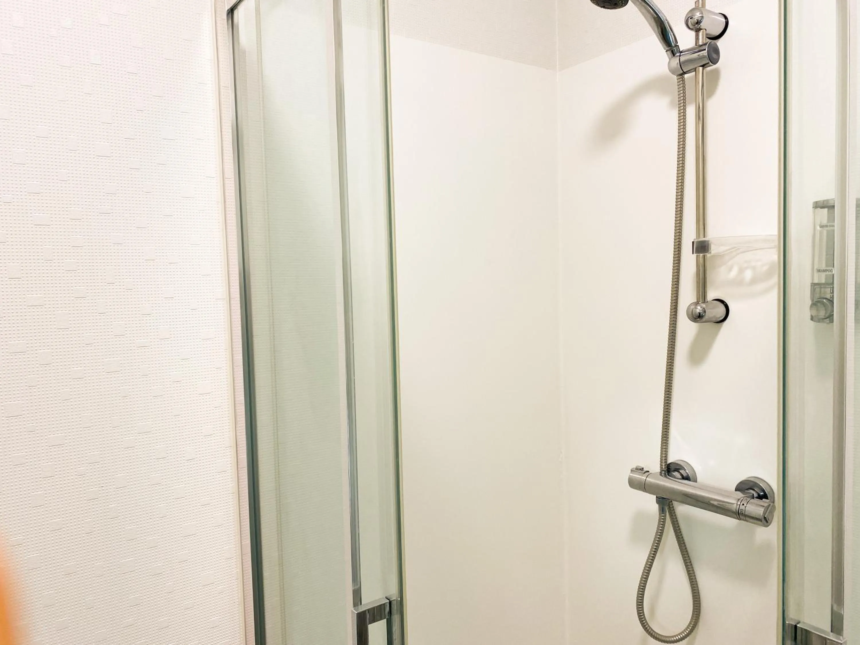 Shower in Colette Hôtel