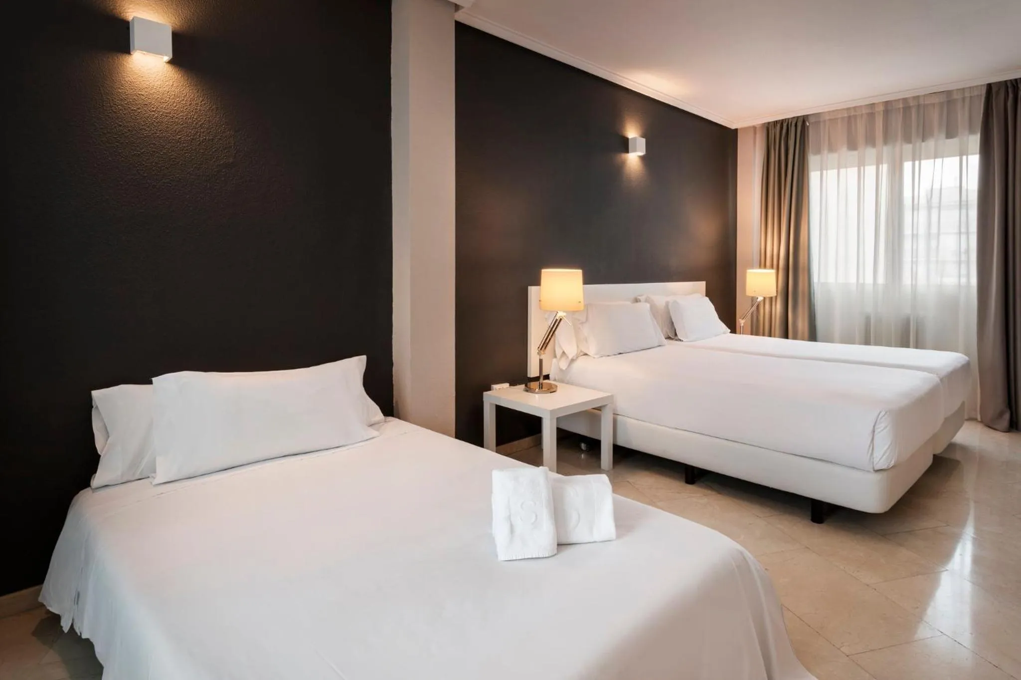 Photo of the whole room, Bed in Sercotel Togumar