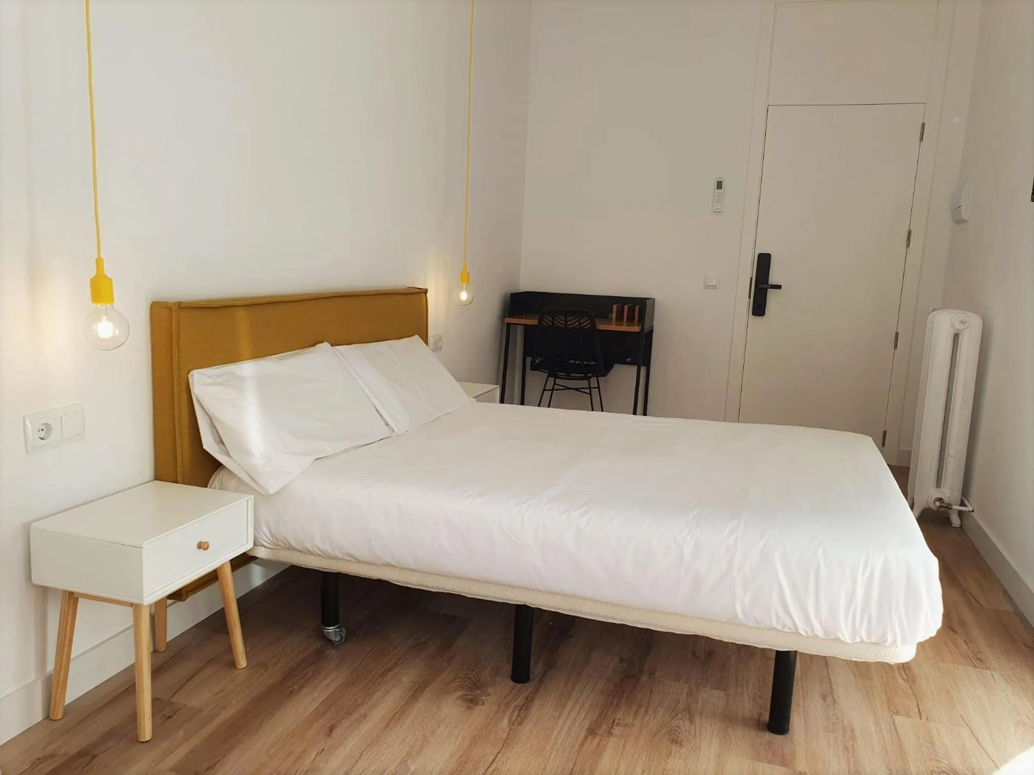 Bed in Hostal Manuela by gaiarooms