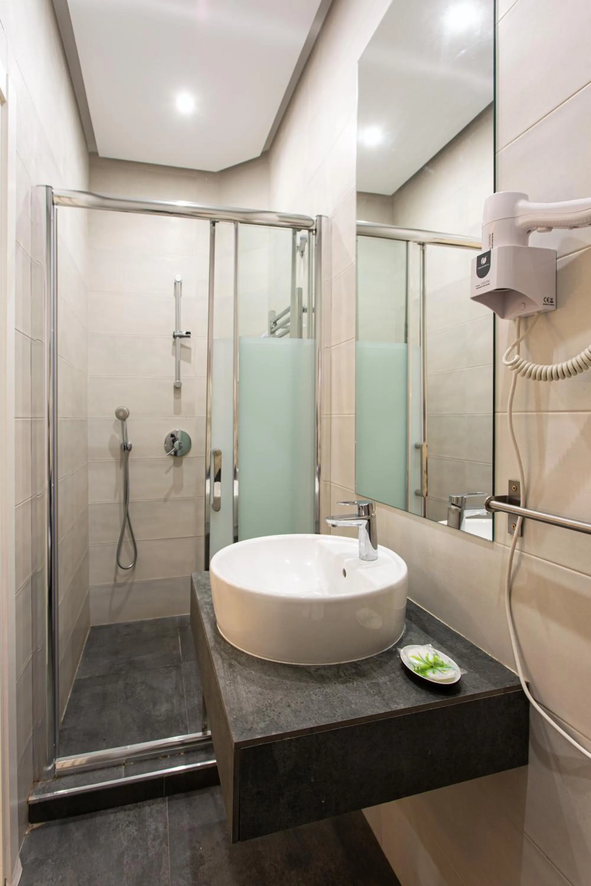 Shower in Hostal Manuela by gaiarooms